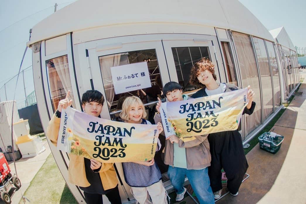大貫みくのインスタグラム：「JAPAN JAM 2023！ Mr.ふぉるてのサポートで SKY STAGE立たせてもらいました🩵 最高の景色でした！ 朝イチから見てくれた皆さんありがとう〜！！  ジャーニー演奏してる時に 風がぶわっと吹いてきて 気持ちいいーっ！ってなった！ 夢見たいな時間でした！  次はツアーで会いましょうね👊🏻  あとフミちゃんがいい写真撮ってくれたから アイコン変えてみたよ！  📷　@_kinoko_photo__」