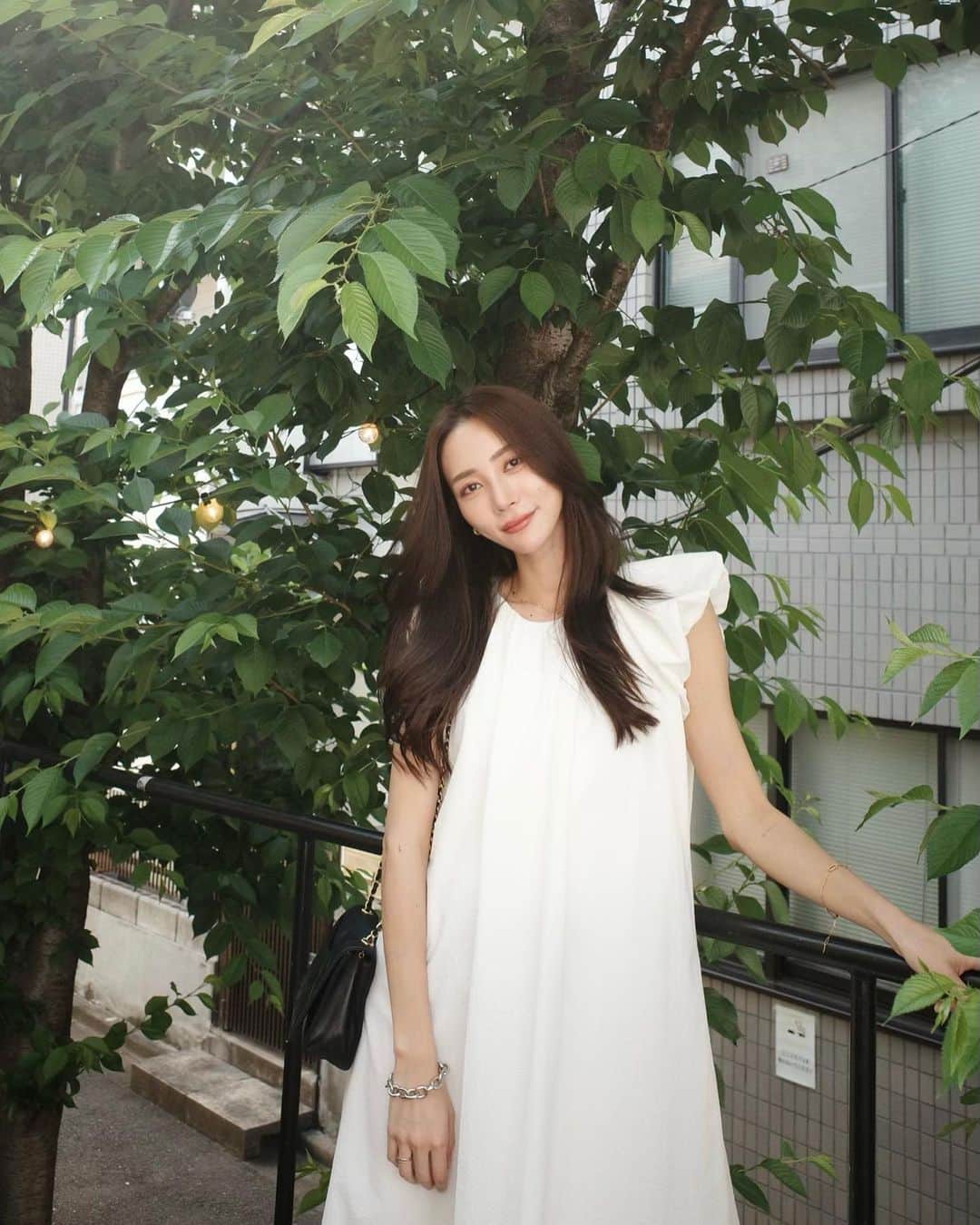 のインスタグラム：「久しぶりにロングワンピース👗 楽だし夏は出番多め。  この前フリマしたのに 改めて整理すると夏物以外とあった😂 またどこかのタイミングで夏物シリーズでやろうかなと思います😅  #outfit #ootd #coordinate #fashion #room306contemporary #ameri #amerivintage #chanel」