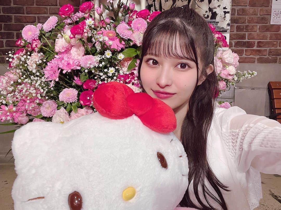 行天優莉奈さんのインスタグラム写真 - (行天優莉奈Instagram)「24歳の生誕祭ありがとうございました💐 2ヶ月ぶりのサムネイル公演でちょっぴりドキドキだったけどファンの皆さんの温かいコールや団扇、ペンライトのおかげであっという間のとても楽しい時間でした♡  やっぱりパフォーマンスすることが大好きだ！！  そして、ピンク色のスタンドフラワー可愛い！そして、大好きなキティーちゃん！嬉しすぎます！！！！！  今年は横断幕も😳  本当に素敵なファンの皆さんばかりで私も自慢の推しであり続けられるように頑張ります☺️💪  #チーム4 #倉野尾なるなるチーム4 #サムネイル公演  #行天優莉奈生誕祭」5月5日 20時44分 - yurina.0314