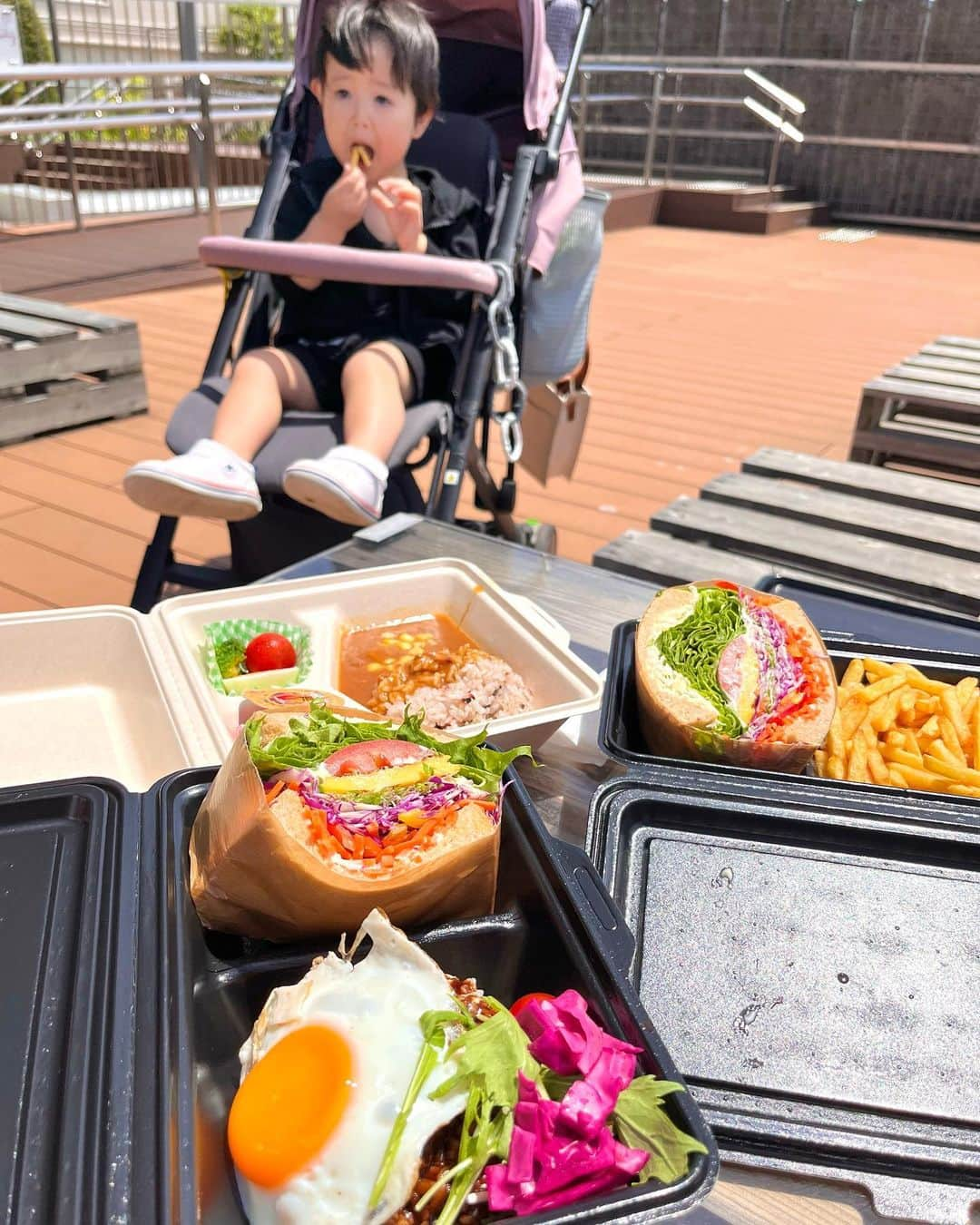 ハミ さんのインスタグラム写真 - (ハミ Instagram)「ランチ🥪🌼  食べにくいけど美味しいやつ🫶🏻 風強過ぎて必死で食べた😂  #ランチ#親子#🥪#🍛」5月5日 20時44分 - hami0519