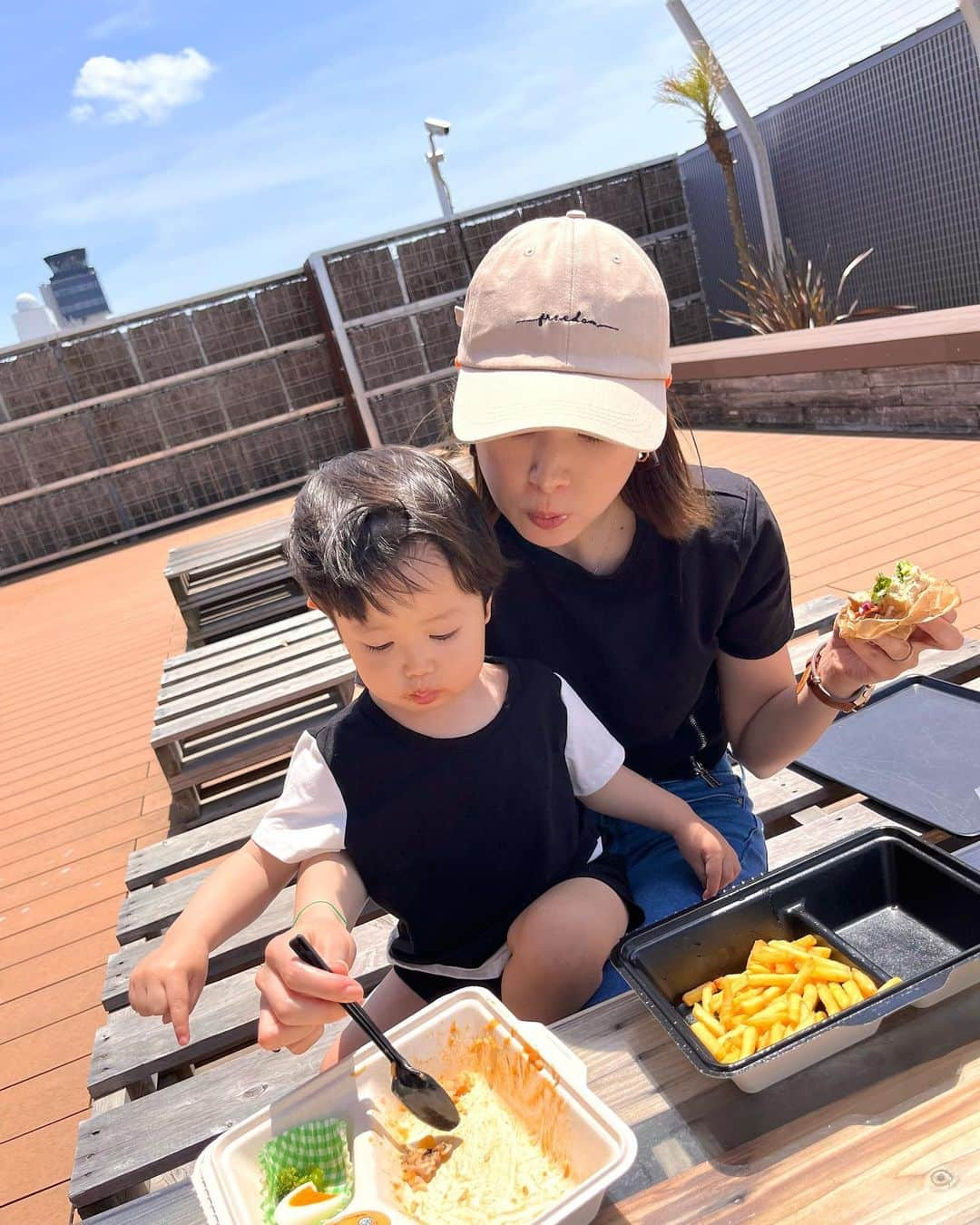 ハミ さんのインスタグラム写真 - (ハミ Instagram)「ランチ🥪🌼  食べにくいけど美味しいやつ🫶🏻 風強過ぎて必死で食べた😂  #ランチ#親子#🥪#🍛」5月5日 20時44分 - hami0519