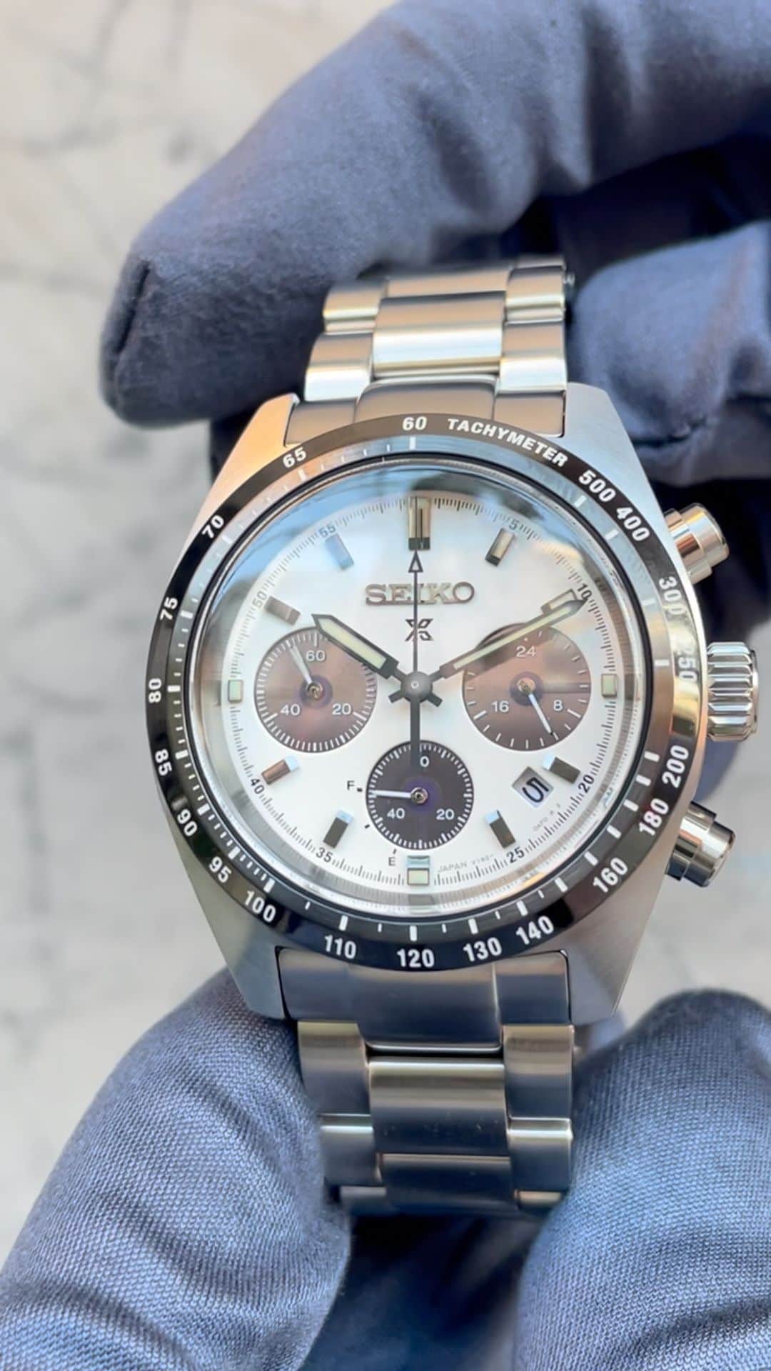 NAKANIWA WISPのインスタグラム：「人気の白パンダ再入荷しました。  SEIKO PROSPEX SPEEDTIMER SOLAR CHRONOGRAPH SBDL085 ￥74,800- 20BAR  ■詳細 セイコーは1964年の東京での国際的なスポーツ競技大会で、高精度なストップウオッチを導入し、0.01秒単位の計時を実現しました。 このようにして、セイコーはアスリートたちの挑戦を支え続けてきました。 この情熱は、1964年の国産初クロノグラフ「クラウン クロノグラフ」、そして1969年の垂直クラッチ機構を搭載した世界初の自動巻きクロノグラフ「1969 スピードタイマー」誕生へと繋がり、セイコークロノグラフの数々のマイルストーンへと受け継がれていきました。 今回、この歴史を受け継いで、セイコーは「SPEEDTIMER」という名前の新生クロノグラフを発表。 これは、セイコーの“正確な時を計る”DNAを結集したものであり、1960年代のセイコークロノグラフ開発史の象徴。  ■お問合せ NAKANIWAWATCH 〒542-0081 大阪市中央区南船場4-10-3 TEL:06-6251-7573 Mail:info@nakaniwa.co.jp LINE ID: @910caqbg  #SEIKO #PROSPEX #SPEEDTIMER #パンダクロノ #pandaCHRONOGRAPH #SBDL085 #NAKANIWAWATCH #nakaniwa #仲庭 #仲庭時計店 #Japanwatch #osaka #南船場 #南船場」