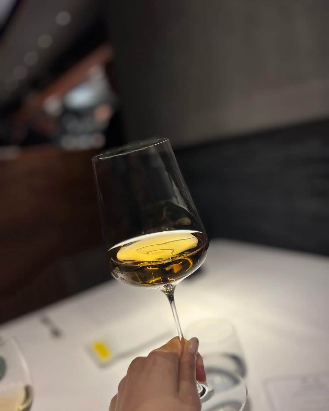 高階亜理沙さんのインスタグラム写真 - (高階亜理沙Instagram)「・ この黄金色🍎ノンアルコールのりんごジュース。 ニキヒルズのジュースはね、本当に美味しいの🥺 この黄金の輝きをみんなに見て欲しくて…  2枚目の月山ワインのぶどうジュースは初めて飲んだけど、こちらもとてもとても美味しかった🍇  お酒あんまり飲まないからノンアルコールの 美味しいジュースに出会うとテンション上がります👼」5月5日 20時56分 - arisa_takashina