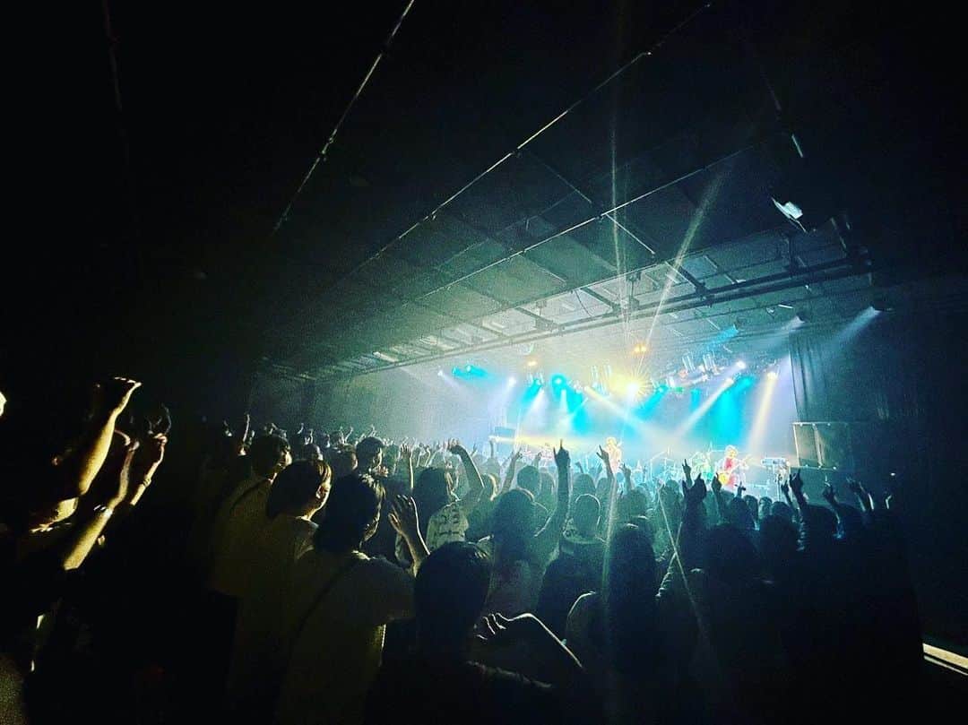 のインスタグラム：「ライブハウスツアー、新潟公演終了しましたー。 久しぶりの新潟LOTS、楽しかった 😆 観にきてくれた皆さま、どうもありがとうございましたー🙏  サラダホープも買えたし満足です💯 #wacci」