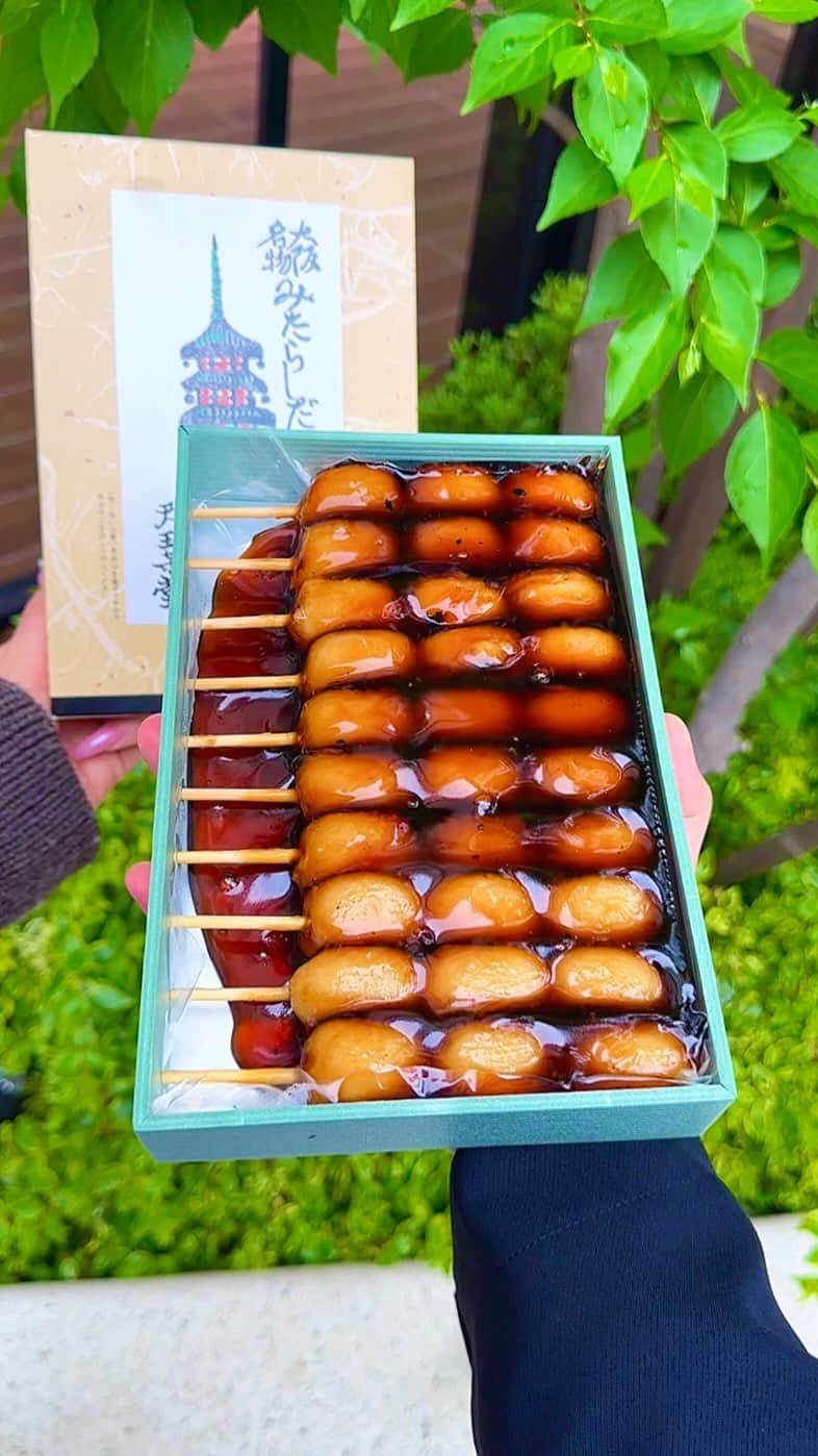 のインスタグラム：「大阪名物の超濃厚みたらし団子🍡 ㅤㅤㅤㅤㅤㅤㅤㅤㅤㅤㅤㅤㅤ 大阪なんばにある甘党まえださん(@amatoumaedawalk)の 「みたらし団子10本入り」900円  ㅤㅤㅤㅤㅤㅤㅤㅤㅤㅤㅤㅤㅤ 日本橋駅から徒歩5分ほどのところにある甘党まえだは、50年以上変わらない味を守るお団子屋さん！ ㅤㅤㅤㅤㅤㅤㅤㅤㅤㅤㅤㅤㅤ 今回は名物のみたらし団子を注文🍡🍵 ㅤㅤㅤㅤㅤㅤㅤㅤㅤㅤㅤㅤㅤ テイクアウトの場合、タレにしっかり漬け込んだお団子を店員さんが目の前で詰めてくれるので箱の上からでもわかるほど熱々できたての状態で受け取ることができます！ ㅤㅤㅤㅤㅤㅤㅤㅤㅤㅤㅤㅤㅤ 職人が毎日お米から手間暇かけて作っているそうでお団子はかなりもちもち、さらに香ばしい焼き目に濃いめのみたらしタレがしっかり絡んでめちゃくちゃおいしい🤤🤤 ㅤㅤㅤㅤㅤㅤㅤㅤㅤㅤㅤㅤㅤ ちなみに難波のほかに天王寺やあべの、八尾にも店舗があって店舗によっては併設されているカフェでもお団子が食べれるみたい！ ㅤㅤㅤㅤㅤㅤㅤㅤㅤㅤㅤㅤㅤㅤㅤㅤㅤㅤㅤㅤㅤㅤㅤㅤㅤㅤ 持ち帰りの箱のイラストもかわいいし、値段もお手頃だから大阪のお土産にもぴったりだと思う！ ㅤㅤㅤㅤㅤㅤㅤㅤㅤㅤㅤㅤㅤ おすすめ！！ ㅤㅤㅤㅤㅤㅤㅤㅤㅤㅤㅤㅤㅤ —————————————— 📍大阪府大阪市中央区千日前1 なんばウォーク三番街 ⏰10:00〜22:00 🛌不定休 🚃日本橋駅から徒歩5分 —————————————— #大阪グルメ #大阪カフェ #難波グルメ #難波カフェ #甘党まえだ #みたらし団子 #osaka #japanesefood   #大阪観光 #大阪旅行 #梅田グルメ #梅田カフェ #大阪ランチ ##カフェ巡り #カフェ好きな人と繋がりたい #japantravel #japantrip #instafood」