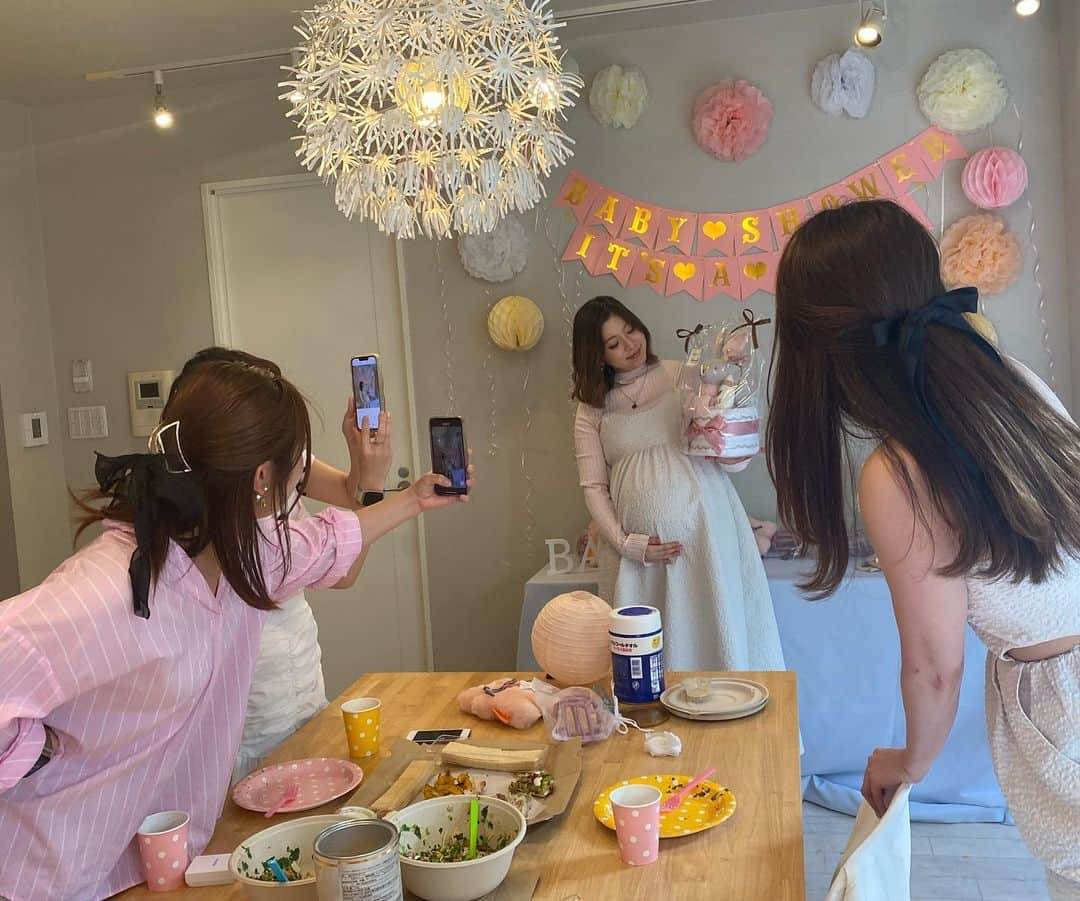 安斉奈緒美さんのインスタグラム写真 - (安斉奈緒美Instagram)「メンバー初めての👶🏼 あんちゃんbabyを迎えるにあたり私たちにとっても初めてのbaby showerをしたよ💓😉  ドレスコードはpink×white  出産前に集まれるメンバーであんちゃんふぁいてぃんって送り出しました😘 久々にメンバーで集まれたの楽しかった😆  あんちゃん頑張ってねー😘  BABYバルーンBを逆に持ってたのごめんすぎ🙏🥶」5月5日 20時53分 - naomiyogachan