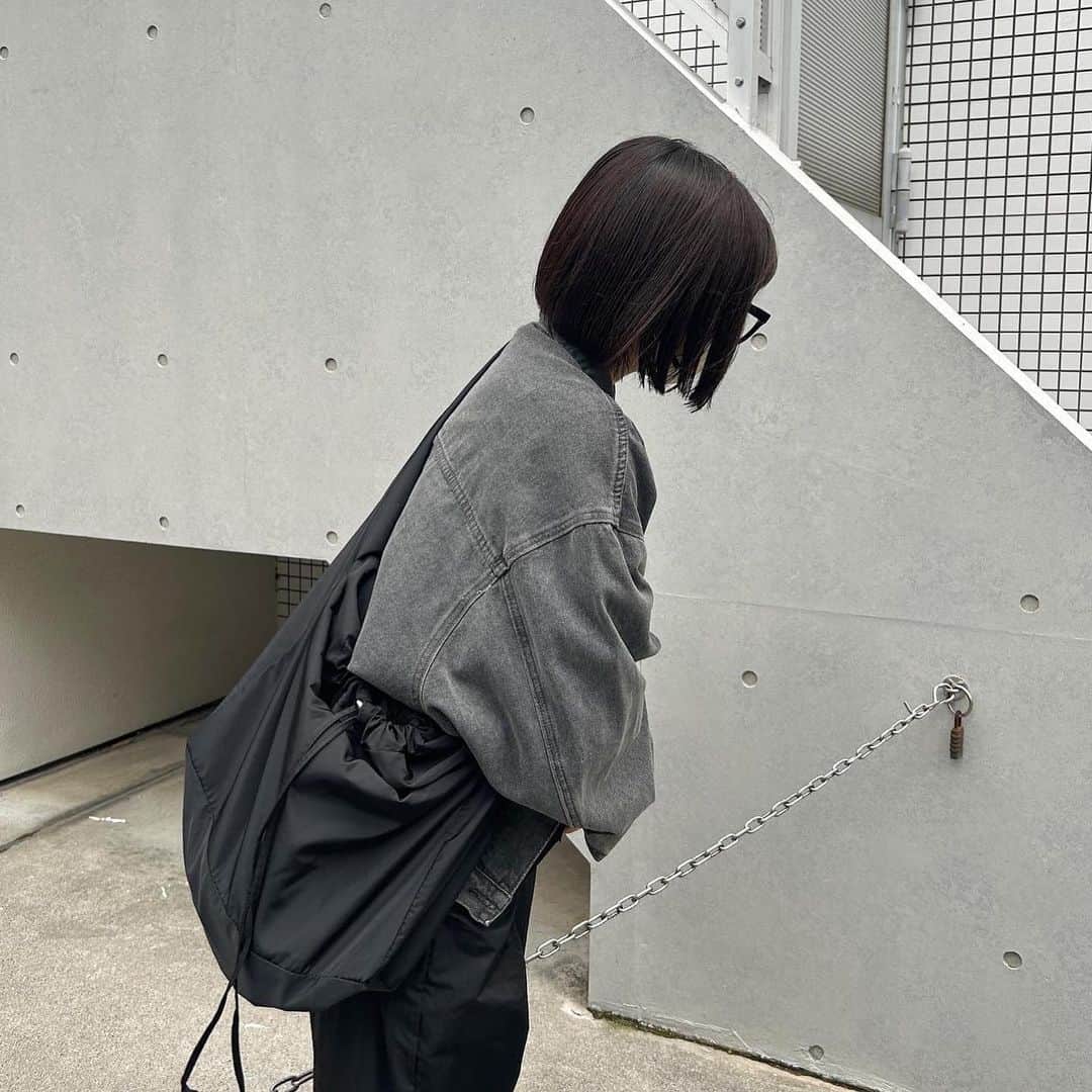 tarouのインスタグラム：「ちょっと前のモノトーンコーデ🐈‍⬛    この日ほんとに風強すぎて 写真撮れたの奇跡すぎる👶🏻  そうそう、GWやっと帰省したんだけど 駅の中人多すぎてびっくりだった…  明日は春フェス参戦するの楽しみ🎧🫰🏻  みんなも素敵なGWを🚲‪𓂃 𓈒𓏸     #春コーデ #デニムジャケット #モノトーンコーデ  #ゆるコーデ #カジュアルコーデ #カーゴパンツ  #メッセンジャーバッグ #おでかけコーデ  #通学コーデ #休日コーデ #ボリューム袖」