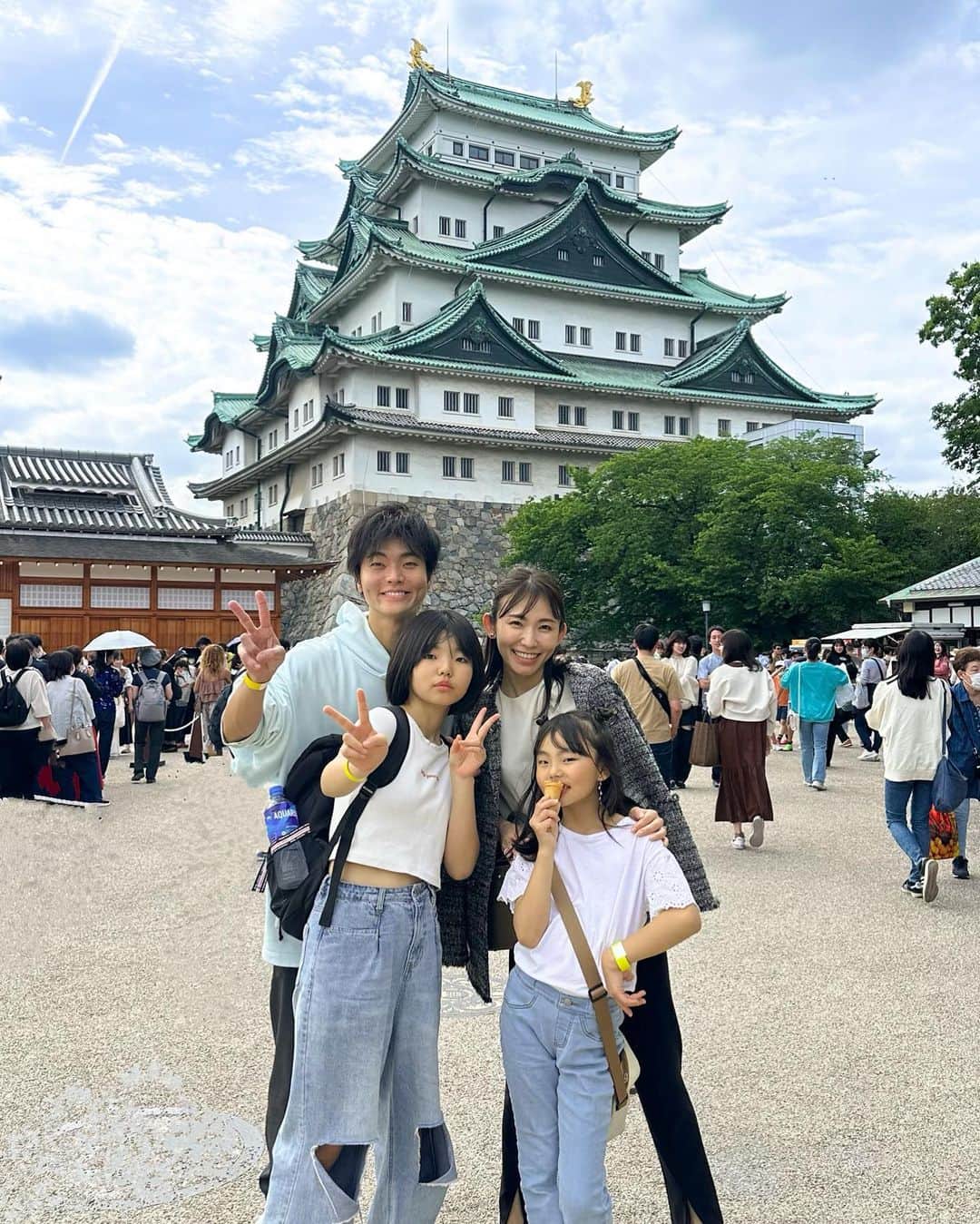 のインスタグラム：「全然更新できてなかった二日間〜  名古屋に来ていました♪  とある合宿プログラムに家族で参加していて。  え？私ってこんなこと出来たんだ！って才能の引き出しをたくさん開けてもらった気がする🫶  渡辺家みんなでパワーアップした２日間でした‼️  最終日の今日はせっかく名古屋に来たからと【名古屋城】を観てきたよー！  こどもの日で子供が喜ぶイベントがたくさんやってて姉妹も私たちも楽しかった💗  食べ歩きしてお昼からビール飲んで最高でした🫶  pants tops ... #sevendot  #sevendot_style  bag... #hermes  #hermès #hermeskelly25  shoes... #gucci jacket... #plst」
