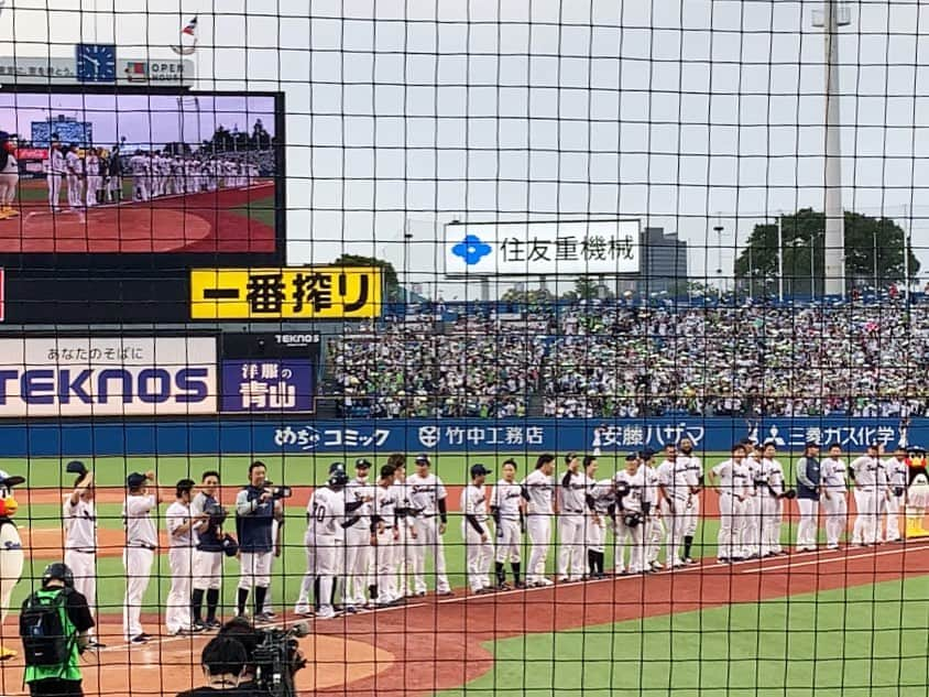 新保友映さんのインスタグラム写真 - (新保友映Instagram)「今日の神宮は、ホームランの打ち合いに劇的な幕切れで感動の試合でした⚾️✨  こどもの日の今日🎏 こんな日に魅力的なホームランをたくさん見ることができて、諦めないことが何より大切だと実感できた子どもたちはとっても幸せだと思います⚾️ きっとずっと心に残るだろうな… 野球は夢を、力をくれますね… やっぱり野球は最高✨🥹⚾️  #swallows #スワローズ #ヤクルト #ヤクルトスワローズ #東京ヤクルトスワローズ #野球 #baseball #야구 #神宮球場 #サヨナラ #サヨナラ勝ち #こどもの日 #子どもの日」5月5日 20時57分 - tomoemoe0520