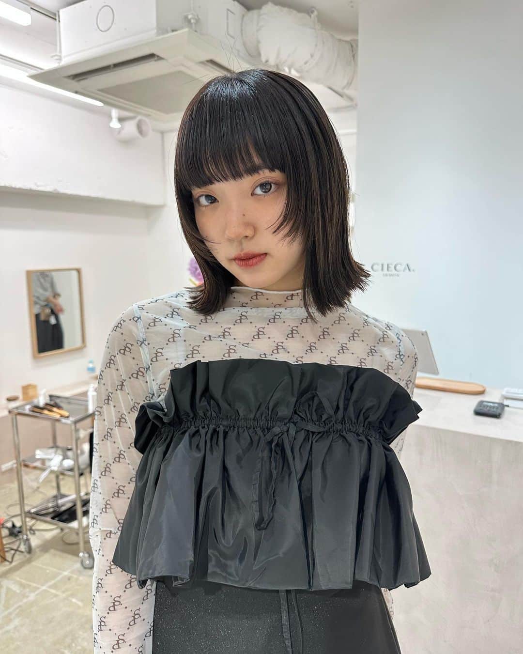 野口和弘のインスタグラム：「バングは厚めで顔周りに軽さのあるレイヤーを入れるのが🙆‍♂️ . . @maokra__  . . . .  #cieca.#ciecashibuya#hairstyle#haircolor#fashion#hairarrange#ショートボブ#ショートヘア#ボブスタイル#グラボブ#ボブウルフ#インナーカラー#ハイライト#ハイトーン#ブリーチ#グレージュ#ヘアアレンジ#グラデーションカラー#シースルーバング#ヘアカラー#ヘアカタログ#ヘアセット#外国人風#表参道#原宿#美容室#헤어스타일#단발머리」