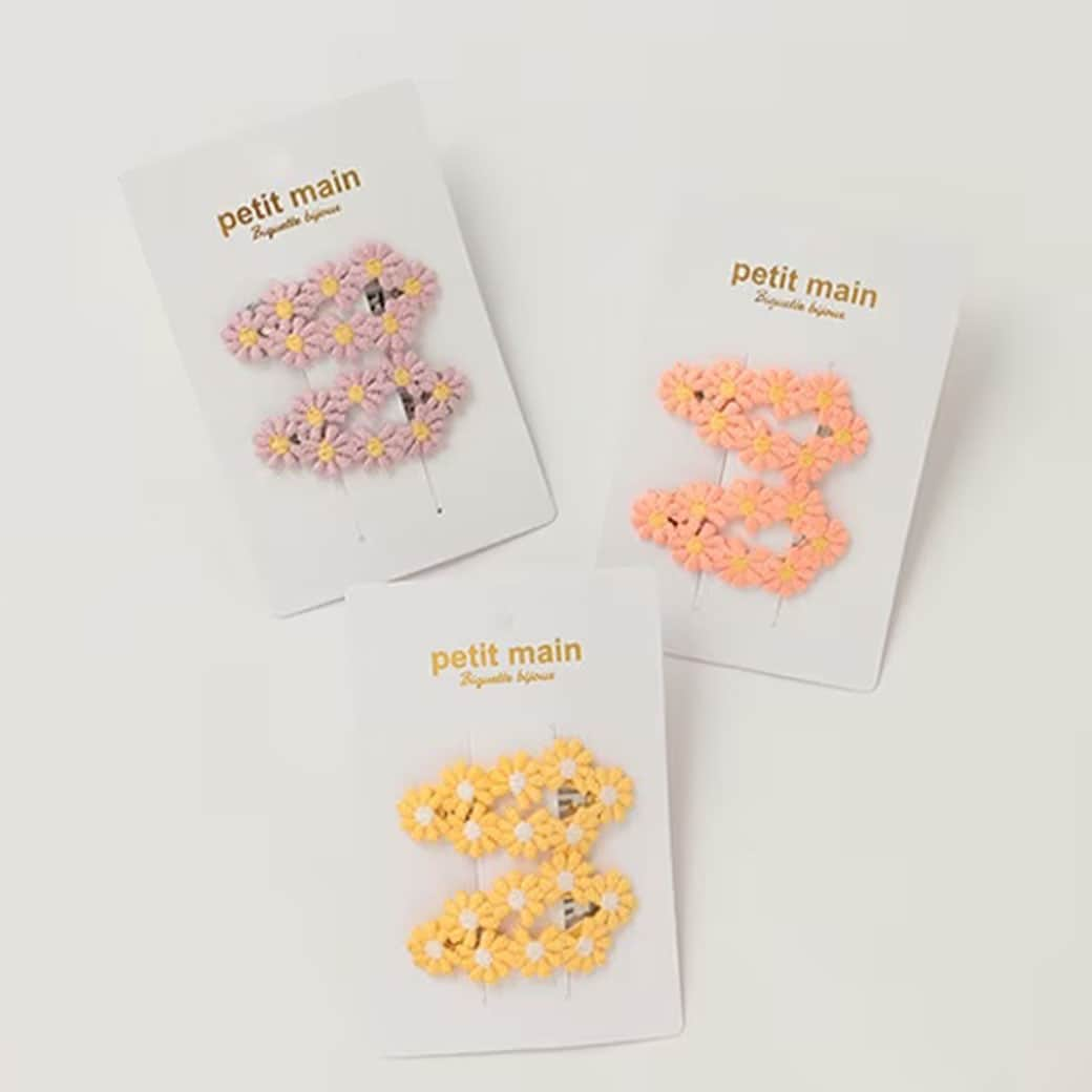 petit mainさんのインスタグラム写真 - (petit mainInstagram)「. 　 ▶︎ New Item 　 気分をアゲルカラフルなヘア小物🌼 　 女の子のカラフルなヘア小物をまとめてご紹介します♡ 　 　 　 　 ★ナチュラルな雰囲気の刺しゅうがおしゃれなヘアクリップ！ 　 刺しゅうヘアクリップ F 品番：9632409 価格：￥880 (税込) 　 　 ★ハンドメイド風の小さなお花が付いたヘアクリップ！ 　 お花ヘアピン2Ｐ F 品番：9632421 価格：￥880 (税込) 　 　 ★クリアの丸い入れ物の中にフルーツのフレークがぎっしり詰まったヘアピン！ 　 フルーツフレークヘアピン2P F 品番：9632420 価格：￥880 (税込) 　 　 ★イチゴとニンジンというなんとも言えない組み合わせが♡♡ 　 フレークヘアゴム2P F 品番：9632419 価格：￥880 (税込) 　 　 　 ★それぞれ違う色がセットになったお花の可愛いヘアクリップ 　 お花ヘアクリップ2P F 品番：9632418 価格：￥990 (税込) 　 　 　 　 〈ご注意〉 ※写真はサンプルで撮影しています。色・デザインが多少が異なる場合がございます。あらかじめご了承ください。 ※入荷、在庫状況は店舗によって異なる場合がございます。ご利用の店舗までご確認ください。 ※ナルミヤオンラインでは入荷次第順次発売となります。 ※オンラインの入荷、在庫状況について詳しくはナルミヤオンラインまでご確認ください。 @narumiyaonline_official  　 #petitmain #プティマイン #プティキッズ #プティの新作 #ナルミヤオンライン #narumiyaonline #女の子ベビー #男の子ベビー #むすめふく #むすこーで #女の子コーデ #女の子ママ #男の子コーデ #男の子ママ #おうち時間 #子供のいる暮らし #赤ちゃんのいる暮らし #こどもと暮らす #子育てグラム #instafashion #kidscode #キッズコーデ #キッズファッション #キッズモデル #子供服 #子供服通販 #幼稚園準備 #リンクコーデ #お揃いコーデ」5月5日 20時59分 - petitmain_official