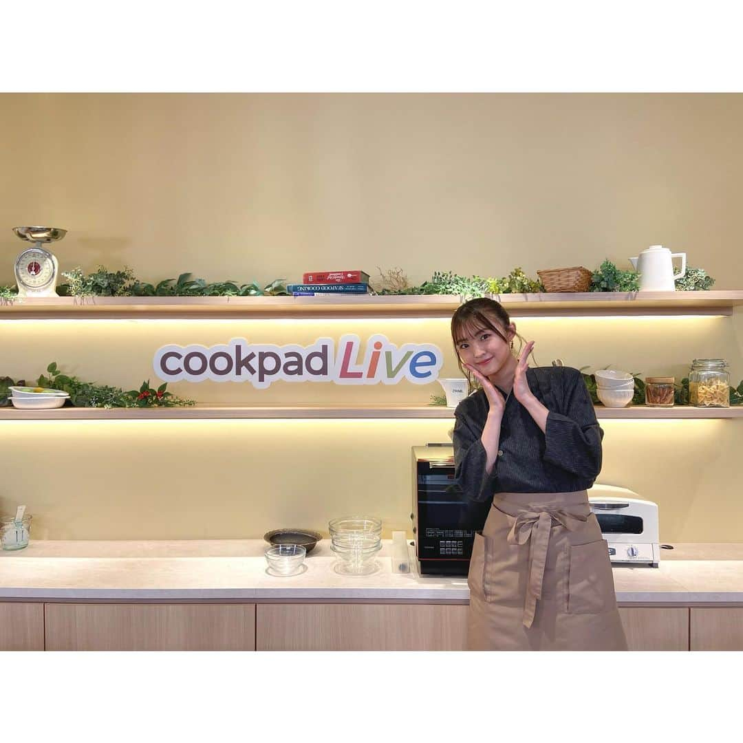 春名真依さんのインスタグラム写真 - (春名真依Instagram)「＊ cookpadLive「神虹食堂まいまい亭」ありがとうございました！  鰆の西京焼き炒飯、贅沢で最高でした。 たくさん食べておなかいっぱいです。  日本語禁止料理当てゲームも楽しかったぁ〜！ 友達とやっても盛り上がりそうですね…！  次回は来月6月開店！ 日程は決まり次第お知らせします☺️  クッキングパパダジャレレシピカードは24時間限定ですのでぜひ…。🐟  では良い週末を！  #まいまい亭 #cookpadLive  #今日のイヤリングは #みたらし団子イヤリング  プラチナ会員限定動画も毎回楽しく収録しております🍵」5月5日 20時59分 - harunamai_official