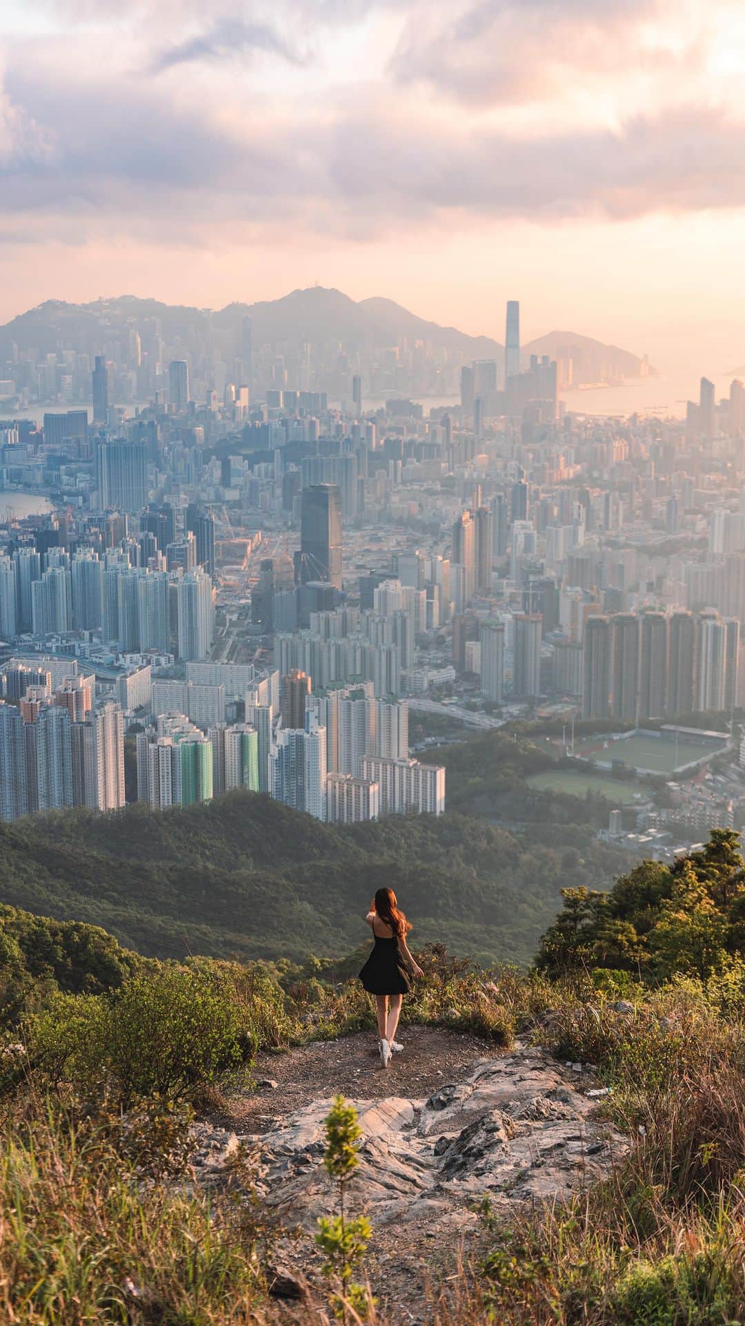 Discover Hong Kongのインスタグラム：「Calling all outdoor lovers ⛰️- regardless of time of the day, our top hiking trails like Central Green Trail,  Garden Hill and Kowloon Peak will always be ready to greet you with their own unique picturesque views, 24/7!🌅  召集山系朋友⛰️，去體驗香港hiking日與夜！  多個行山熱點任你揀：中央自然徑、嘉頓山、飛鵝山⋯ 由朝早呼吸自然氣息，到欣賞日落同夜景magic moment，24/7 全天候等你起動！🌅  #DiscoverHongKong #HelloHongKong  Hong Kong welcomes you✈️! Now travellers can get ‘Hong Kong Goodies’ 🛍️vouchers including one FREE welcome drink🍸 in the hottest bars! Check out the details here: bit.ly/HelloHKgoodiesEN. Hope to see you all soon! 香港歡迎你✈️！而家遊客仲可以享用「香港有禮🛍️」消費優惠券，去得獎酒吧免費飲返杯🍸🍹！詳情請留意 bit.ly/HelloHKgoodiesTC」