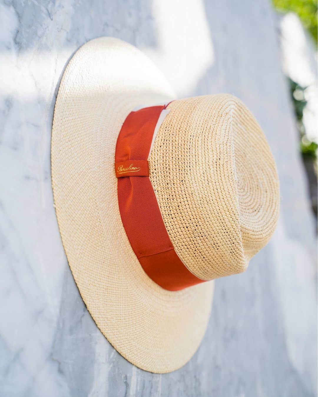 ボルサリーノさんのインスタグラム写真 - (ボルサリーノInstagram)「The elegance of handcrafted straw crochet. Featuring the newest #ss23 Borsalino Amedeo Panama semi-crochet large brim, decorated with a twisted grosgrain hat band showcased in bright summer red. Destined to keep you cool this summer, shop it now on www.borsalino.com  Brand Curator @giacomo9838 Ph: @andreaschiavini  #newseason #strawhats #craftsmanship #Panamahats #BorsalinoPanamahat #handcrafted #Panamahatlover #strawhatlover #straw #strawcrochet  #Panamahatlovers #hatlovers #Mayday」5月5日 21時00分 - borsalino_world