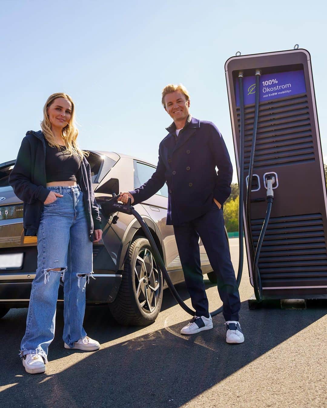 ニコ・ロズベルグのインスタグラム：「Was für ein Tag beim EnBW HyperCup Event auf der Teststrecke in Rodgau! Zusammen mit den Gewinner*innen und Moderatorin @janariva haben wir hier nochmal feststellen können, dass #EMobilität nicht nur nachhaltig ist, sondern auch unfassbar viel Spaß machen kann! 🔋🚙  An den Ladestationen der EnBW lädst auch du nachhaltigen Fahrspaß mit 100% Ökostrom!  #EnBWHyperNetz #EnBWHyperCup」