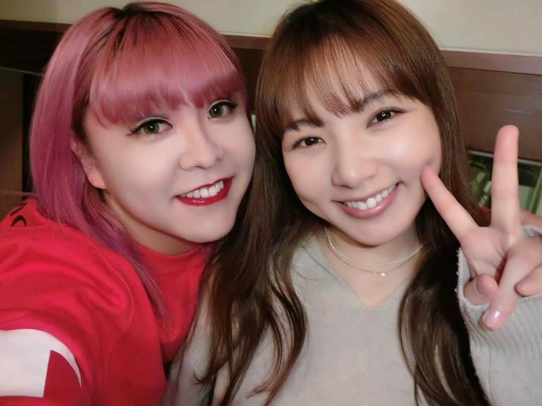 ぺえさんのインスタグラム写真 - (ぺえInstagram)「暗〜い浴室で換気扇の音だけ聞いて ぼけ〜っと湯船に浸かりながら 今から何しようとか 明日なに食べようとか もう少し痩せてやってもいいかとか 痩せたらどんな世界に変わるのとか そもそも誰のために痩せるのとか 体型だけで評価される世の中が 根本的に嫌いだなとか 久しぶりに会った人に対しての第一声が 太った？とか痩せた？って質問する奴って よっぽどつまんねぇ人生歩んでんだなって ひとりで鼻で笑ったり とにかく考えなくていいことを考えながら のぼせるぐらい長風呂してる時間が好きだ  昨日野呂さんと鬼のように食った 温野菜の黒毛和牛が予想以上に美味しくて その後、大したカロリーも消費してくれない 愛犬の2時間弱の散歩もすごく楽しくて 風が気持ちよくて 嫌なことがあったらすぐ集まって ラブホテルの前のベンチでお互い解決しない愚痴を吐き出して  そんな友達になってくれて、ありがとう🤝」5月5日 21時00分 - peey
