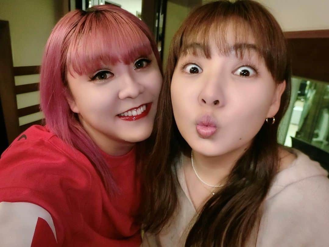 ぺえさんのインスタグラム写真 - (ぺえInstagram)「暗〜い浴室で換気扇の音だけ聞いて ぼけ〜っと湯船に浸かりながら 今から何しようとか 明日なに食べようとか もう少し痩せてやってもいいかとか 痩せたらどんな世界に変わるのとか そもそも誰のために痩せるのとか 体型だけで評価される世の中が 根本的に嫌いだなとか 久しぶりに会った人に対しての第一声が 太った？とか痩せた？って質問する奴って よっぽどつまんねぇ人生歩んでんだなって ひとりで鼻で笑ったり とにかく考えなくていいことを考えながら のぼせるぐらい長風呂してる時間が好きだ  昨日野呂さんと鬼のように食った 温野菜の黒毛和牛が予想以上に美味しくて その後、大したカロリーも消費してくれない 愛犬の2時間弱の散歩もすごく楽しくて 風が気持ちよくて 嫌なことがあったらすぐ集まって ラブホテルの前のベンチでお互い解決しない愚痴を吐き出して  そんな友達になってくれて、ありがとう🤝」5月5日 21時00分 - peey