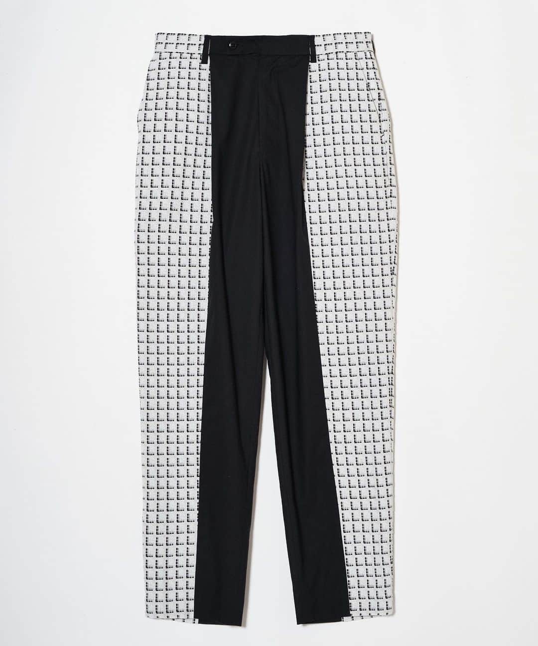 メアグラーティアのインスタグラム：「meagratia 23SS Summer tweed slacks col.wht   今季開発したツイード生地を使用したタック部分で切り替えたデザインがポイントでのスラックス。Lのように見 える生地のデザインは四角いものに光が当たって影ができたようなイメージを表現しています。 胸元のポケットにも影のようなディティールを取り入れ ています。 同素材の23231-0201のブルゾン、23231-0504のシャツとのセットアップもおすすめです。  material Cotton 100%  #meagratia #23ss」