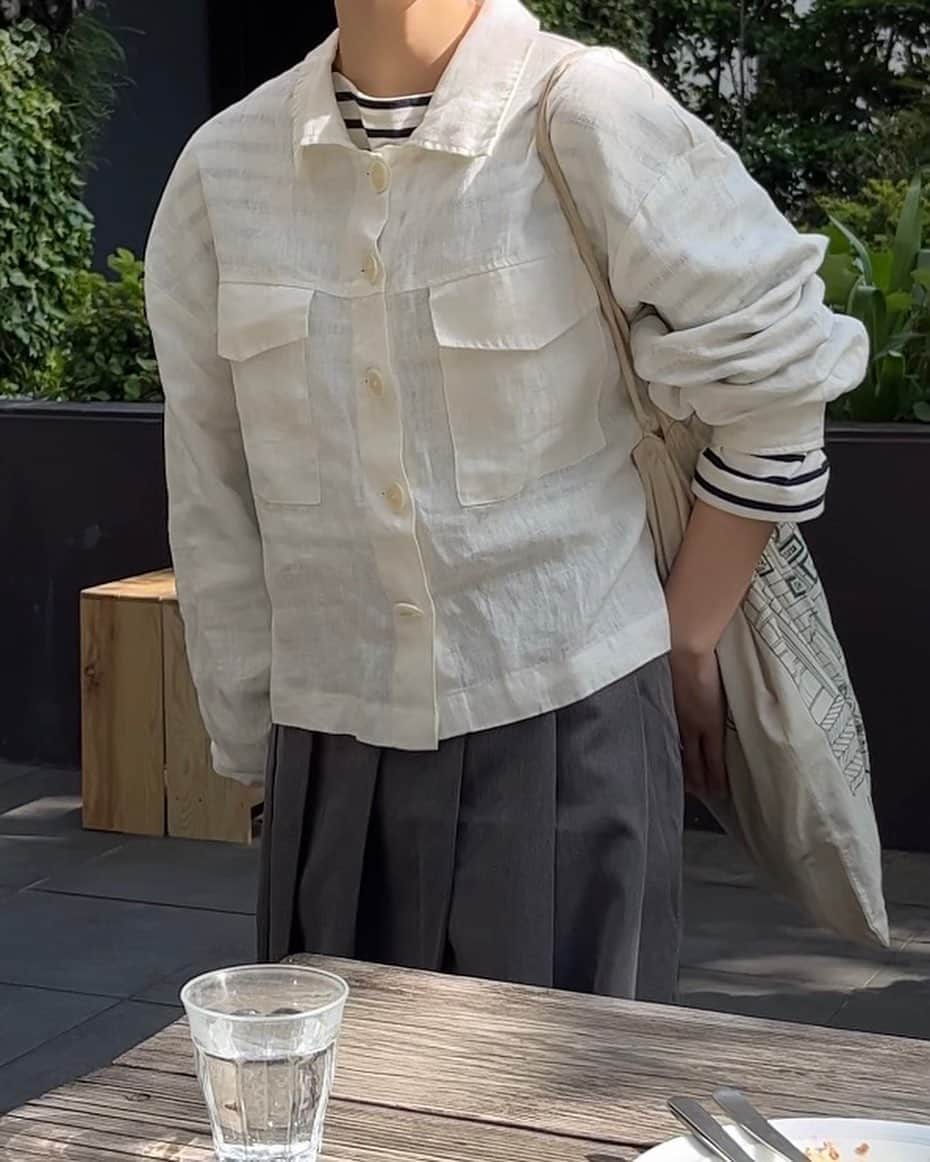 さいとうなるさんのインスタグラム写真 - (さいとうなるInstagram)「☕️  先日、初めて渋谷にある @margarethowellcafe に お茶をしに行ったのですが 天気が良く、木漏れ日溢れる テラス席が最高でした😮‍💨🍃♡  私の場合、結構すきなお洋服の系統が その時によって変わるのですが @margarethowell_jp に関しては もうずーっと変わらず好きだなぁ、、  shirt... @somom_and_co  tops... @somom_and_co  skirt... @somom_and_co  bag... leno shoes... @ghbass  . . .  #ootd#日々#シンプル#シンプルコーデ#メンズライク #夏コーデ#サムオム#somomandco#サムオムアンドコー#シティーポップ#シティボーイ #シティポップ#ストリートシック#ストリートコーデ #ストリート#アウトドアファッション#popey#ポパイ#cityboy#citystyle#margarethowell#mhl#マーガレットハウエル #リネンシャツ#リネンジャケット #バスクシャツ#basqueshirt #プリーツスカート#スカート#ロングスカート」5月5日 21時01分 - naru060708