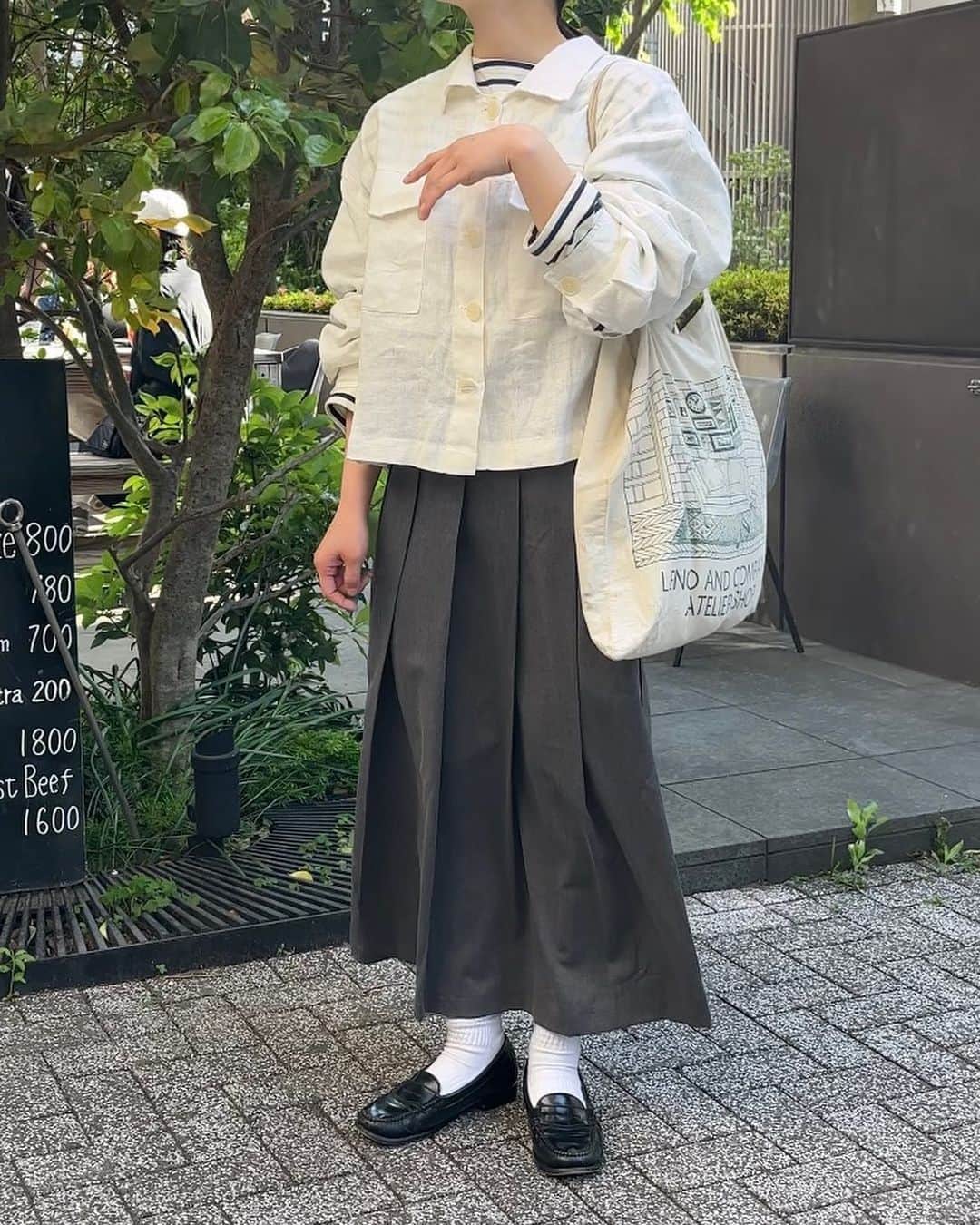 さいとうなるさんのインスタグラム写真 - (さいとうなるInstagram)「☕️  先日、初めて渋谷にある @margarethowellcafe に お茶をしに行ったのですが 天気が良く、木漏れ日溢れる テラス席が最高でした😮‍💨🍃♡  私の場合、結構すきなお洋服の系統が その時によって変わるのですが @margarethowell_jp に関しては もうずーっと変わらず好きだなぁ、、  shirt... @somom_and_co  tops... @somom_and_co  skirt... @somom_and_co  bag... leno shoes... @ghbass  . . .  #ootd#日々#シンプル#シンプルコーデ#メンズライク #夏コーデ#サムオム#somomandco#サムオムアンドコー#シティーポップ#シティボーイ #シティポップ#ストリートシック#ストリートコーデ #ストリート#アウトドアファッション#popey#ポパイ#cityboy#citystyle#margarethowell#mhl#マーガレットハウエル #リネンシャツ#リネンジャケット #バスクシャツ#basqueshirt #プリーツスカート#スカート#ロングスカート」5月5日 21時01分 - naru060708