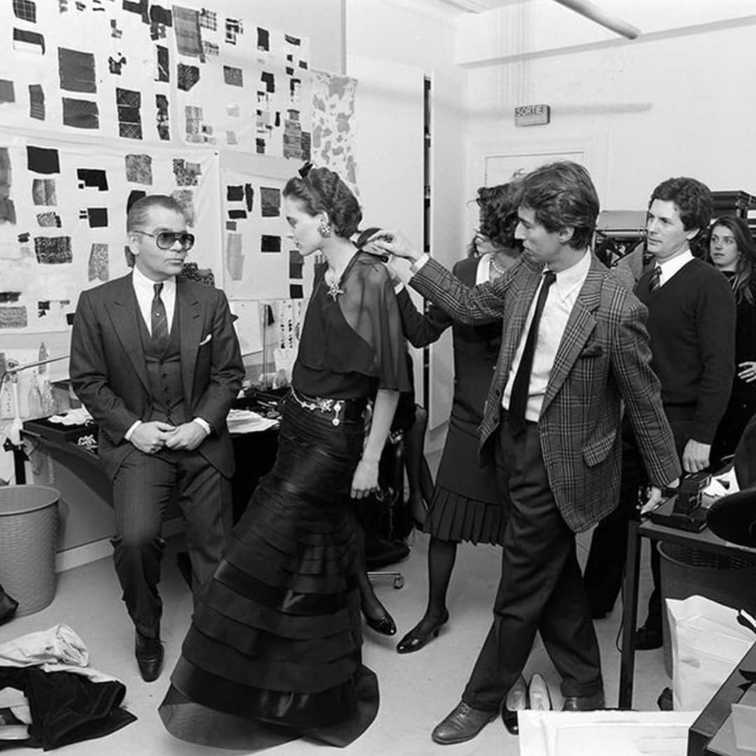イネスドゥラフレサンジュのインスタグラム：「📸 LA BELLE ÉPOQUE Les jolies images d'archives : Karl Lagerfeld et Ines de La Fressange, Chanel Spring 1984 Couture Advance, Paris, France, 11 Janvier 1984. © Fairchild Archive/WWD/Penske Media via Getty Images  #karllagerfeld #inesdelafressange #inesdelafressangeparis #parisianchic #parisianstyle #metgala」