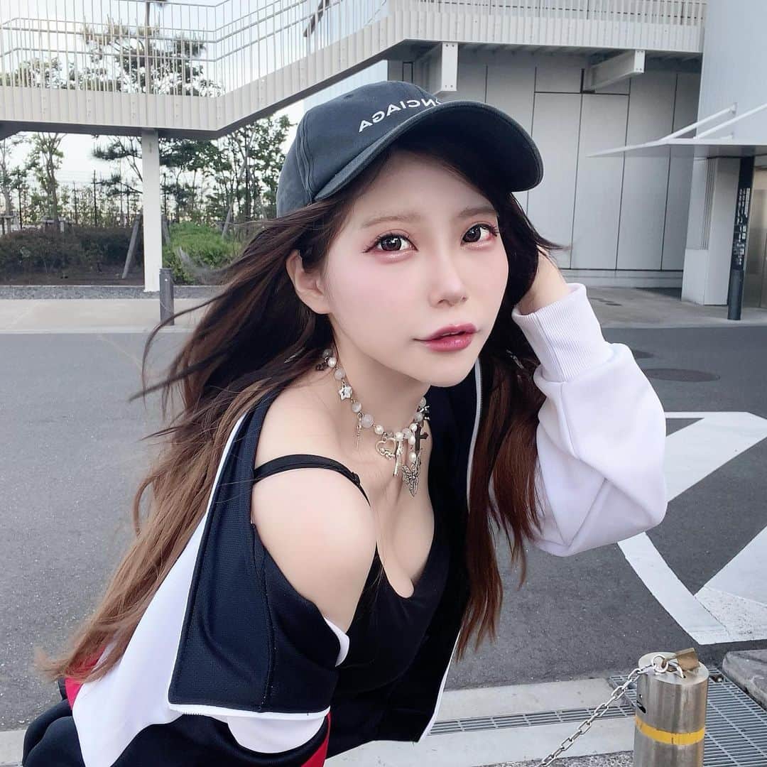 葵ローズのインスタグラム：「可愛いネックレス👄🧠💦 @omamorijewelry   可愛いサンダル👡❤️‍🩹 @shoesincloset_official」