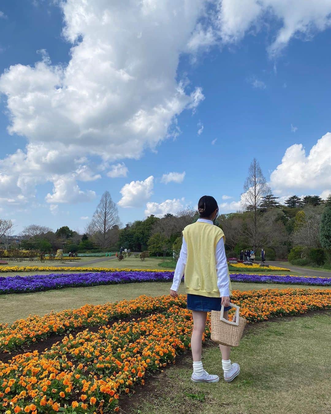 佐藤妃星のインスタグラム：「☁️🫧🧡  GWいかがお過ごしですか～？(˶'ᵕ'˶ )‪︎  #akb48 #佐藤妃星 #00 #ルーズソックス #ルーズソックスコーデ #お花見 #シャボン玉 #すみっコぐらし」