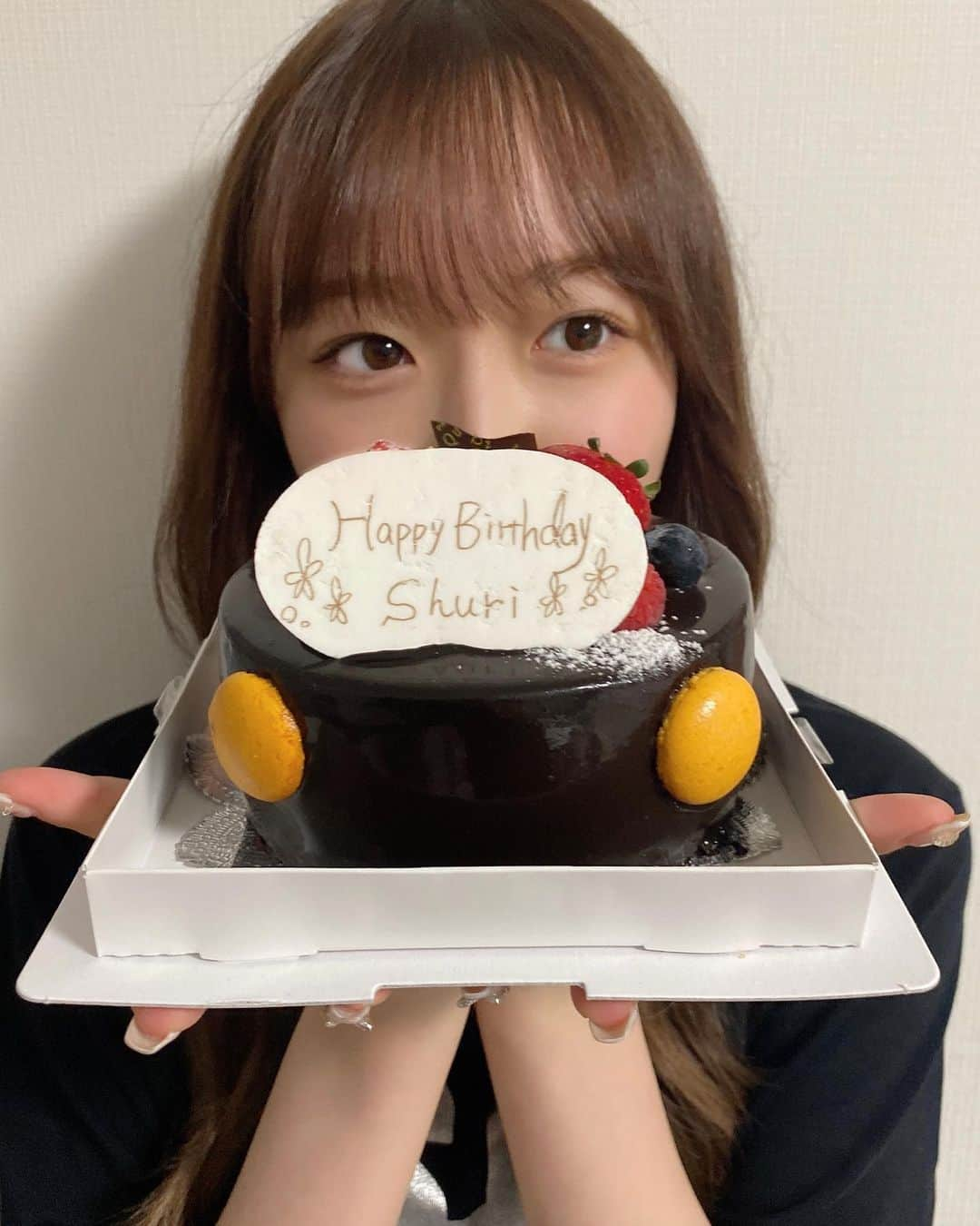 内田珠鈴さんのインスタグラム写真 - (内田珠鈴Instagram)「先日26日に22歳になりました🫶🏻 誕生日の日に熱が出て コロナになってしまいまして こんなことってある！？ と思った誕生日でした笑 お仕事も再開して毎日楽しく過ごしています。 隔離の間にお姉さんぽく髪も伸びました(うそです) 最近は公園でお散歩しながら 一日の初めに外に慣れる練習をしてます 22歳のスタート、思ったのと違う〜ってなって悲しくて泣いちゃったりしたけど あとの22歳人生は良いことが起きると思ってがんばるぞー😏」5月5日 21時06分 - shuri_426