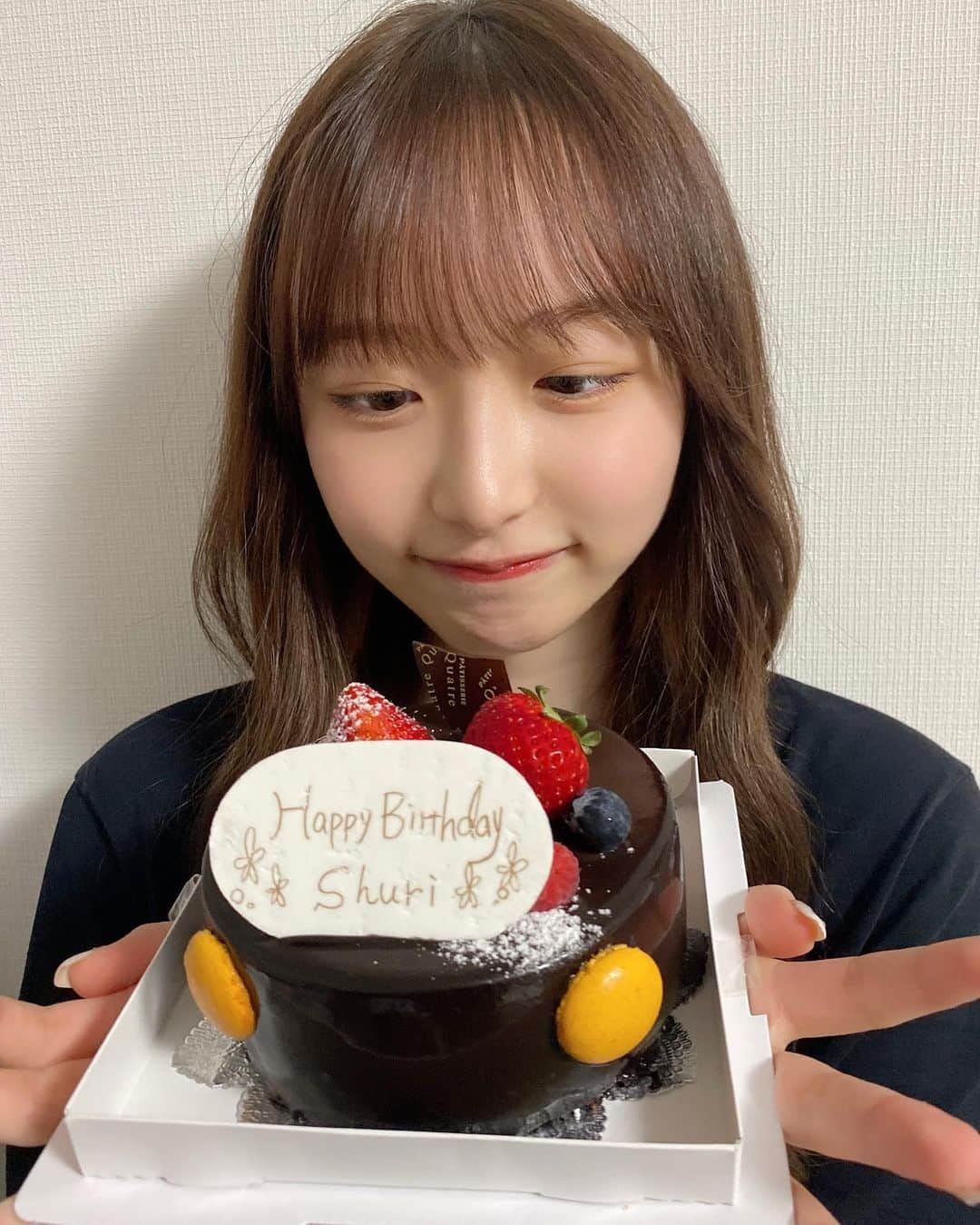 内田珠鈴さんのインスタグラム写真 - (内田珠鈴Instagram)「先日26日に22歳になりました🫶🏻 誕生日の日に熱が出て コロナになってしまいまして こんなことってある！？ と思った誕生日でした笑 お仕事も再開して毎日楽しく過ごしています。 隔離の間にお姉さんぽく髪も伸びました(うそです) 最近は公園でお散歩しながら 一日の初めに外に慣れる練習をしてます 22歳のスタート、思ったのと違う〜ってなって悲しくて泣いちゃったりしたけど あとの22歳人生は良いことが起きると思ってがんばるぞー😏」5月5日 21時06分 - shuri_426