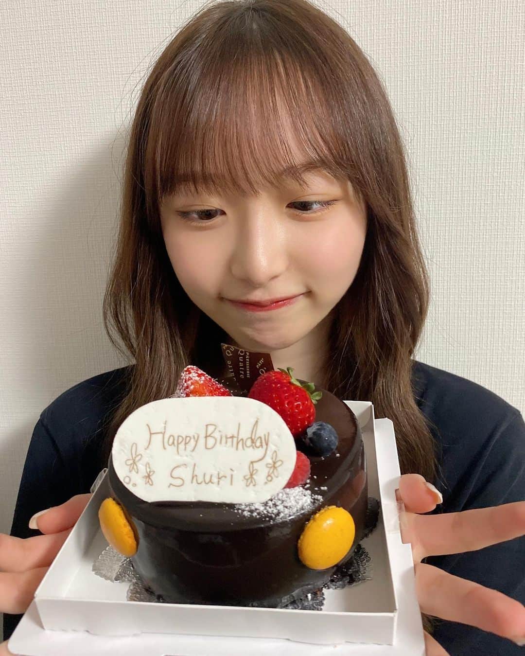 のインスタグラム：「先日26日に22歳になりました🫶🏻 誕生日の日に熱が出て コロナになってしまいまして こんなことってある！？ と思った誕生日でした笑 お仕事も再開して毎日楽しく過ごしています。 隔離の間にお姉さんぽく髪も伸びました(うそです) 最近は公園でお散歩しながら 一日の初めに外に慣れる練習をしてます 22歳のスタート、思ったのと違う〜ってなって悲しくて泣いちゃったりしたけど あとの22歳人生は良いことが起きると思ってがんばるぞー😏」