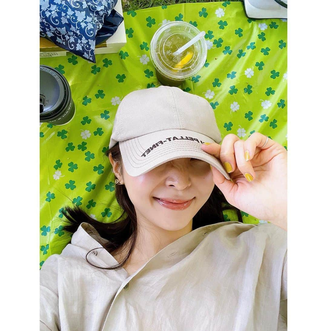 芝彰子さんのインスタグラム写真 - (芝彰子Instagram)「🌿🍙☀️🌈✨  食べやすい俵おにぎりと お家の簡単おかず詰めてデリ買い足して♪  大好きな新緑🌿と青い空🌈に 幸せいっぱい🥰  . #park #gw #picnic  #私の癒しとパワースポット #青い空と海 #いっぱいの緑🌿  #ピクニック大好き 🧺 #ゆっくりのんびりピクニック #一緒にしてくれる人大募集」5月5日 21時06分 - akiaki1221