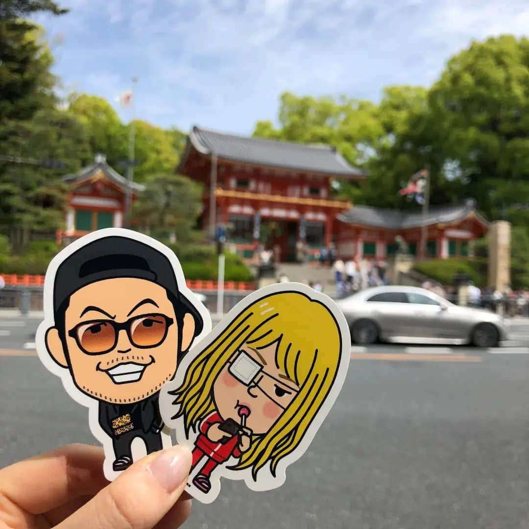 よしもと祇園花月さんのインスタグラム写真 - (よしもと祇園花月Instagram)「🌱よしもと祇園花月周辺の観光名所を芸人ステッカーと巡ろう〜見取り図篇〜🌱  本日は明日5/6ご出演、見取り図さんの『南大阪のカスカップル』バージョンと八坂神社前でパシャリ📸✨  皆さんも芸人ステッカーと旅に出るのはいかがでしょうか？❤  芸人ステッカーは祇園花月の売店でも販売しております‼️  🌠明日5/6(土)も豪華メンバー出演🌠 【ＧＷ特別興行】 ①12:00開演　②15:00開演 《大人》¥3800《学生》¥2800 要証明書  #ザぼんち  #木村祐一 #パンクブーブー #見取り図 #ニッポンの社長 #蛙亭 #吉本新喜劇  チケットございます!! ぜひ祇園花月へおいでやす❤  #芸人ステッカー #南大阪のカスカップル  #祇園観光 #八坂神社 #京都観光　 #京都　#祇園 #お笑い好きな人と繋がりたい  #芸人 #お笑い　#京都旅行 #よしもと #吉本　#旅行」5月5日 21時08分 - gionkagetsu