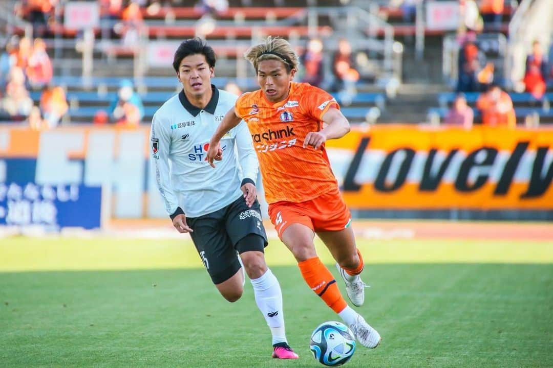 愛媛FCさんのインスタグラム写真 - (愛媛FCInstagram)「伊予決戦  絶対に勝たないといけない2試合です  俺らが愛媛の代表です  俺らが愛媛fcです  それを分からせましょう  雨とかアウェイとか関係ないです  この2試合だけは絶対に全員が力を貸して下さい  愛媛ファミリー全員の力が必要です  最高のダービーで最高の勝利を！  vamos!愛媛fc」5月5日 21時08分 - ehimefc12