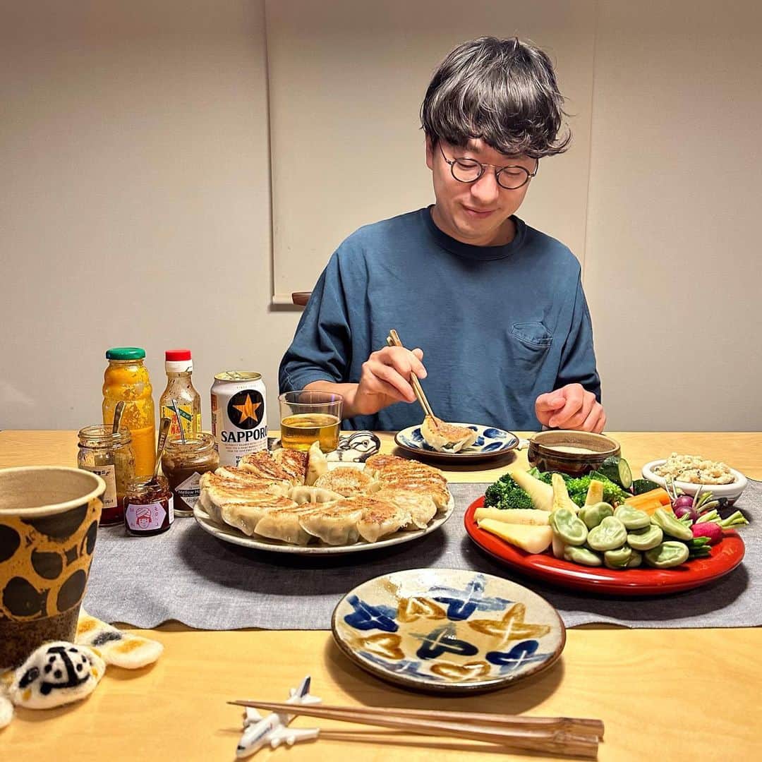 のインスタグラム：「＊ きょうも1日おつかれさま☻  ・作り置きの冷凍餃子 ・さぬきマルシェで買ったお野菜とツナペースト ・くぼさんのとうふのおから煮  GWしんどい日のために作り置きしてた餃子を焼いて、 ツナ缶とエストラゴンと新玉ねぎとクリームチーズと マヨネーズをぶーんってペーストにして、味を整えた そのままでもいくらでも食べれるリエットを、 いろんな春のお野菜にぽってり乗せて。 ツナマヨはめがねくんの大好物！それに、 疲れた日こそお野菜たっぷり食べたいよね〜☺️🤓♡  徳島のお店にいながらも、お久しぶりのお友達や 昔からの常連さんに会えて。そしてたくさんの 「インスタ見てます〜」が聞けてほんとに嬉しいGW！ 去年までとは街のにぎわい方が全然違うくて、 やっとコロナ終わったんだなぁ〜と実感中です。 明日・明後日もわたしは終日カフェにいて、 めがねくんは明日は終日可否庵にいます。 （可否庵は日曜定休なのでお気をつけて！） ぜひ会いにきてくださいね♡☺️🤓🥯☕️」