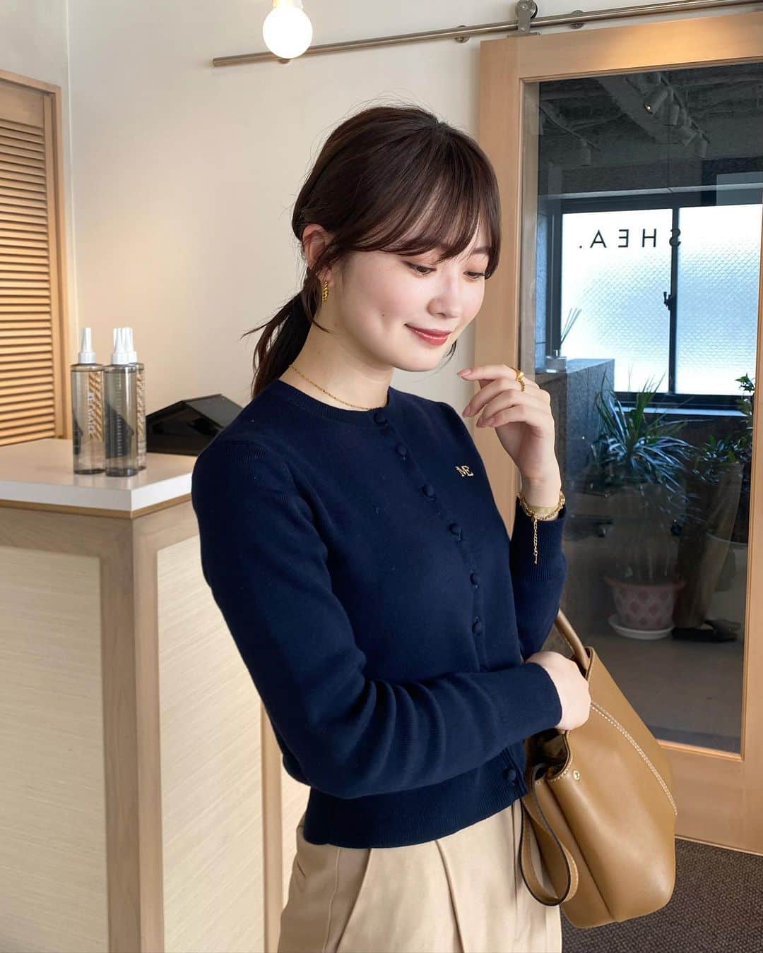 角川友紀のインスタグラム：「⁡ 着てたらどこの？って必ず聞かれる ネイビーカーディガン🥿 しっかりした生地感なので 肩掛けにも使えて嬉しい🎗 ⁡ 眉は安定の @shea_eye_marin さんに.  垢抜けたい方に心からお勧めしたい眉サロンです😳 ⁡ #ネイビーカーディガン#カーディガンコーデ#miroamurette#mirofilles」