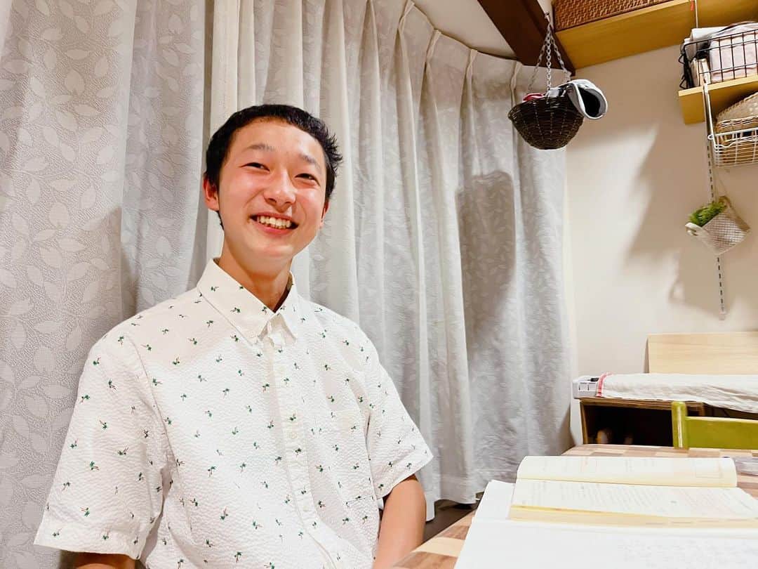 トテンのインスタグラム：「おっさんくさい。  気が向いたところで勉強を始める人。 ヘラヘラと「まちがえたー！」ばっかり。うるさい😂  中間テストと陸上地区予選が迫る5月の初め。 予選は今年も「来ていいよー」だったので、「イヤだ仕事する😤」と言っておきましたが多分早めに上がらせてもらって応援行きます📣  久々にミニチュアパンやろうと思ってたのに全くはかどりません😇 早く寝なさい。」