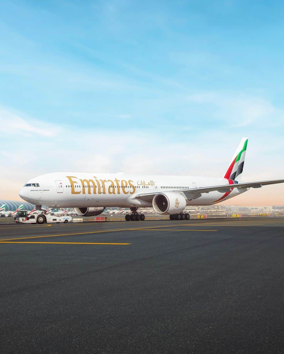 エミレーツ航空さんのインスタグラム写真 - (エミレーツ航空Instagram)「Say hello to the first 777 to get a fresh makeover with our new livery! ✨ 🇦🇪  What do you think?  #Emirates #FlyBetter」5月5日 21時18分 - emirates