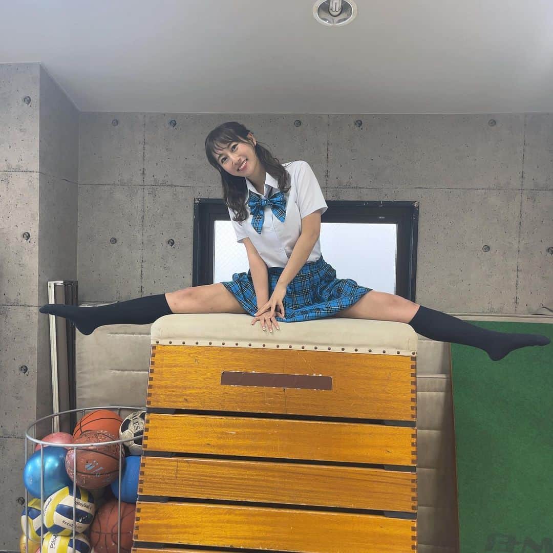 足立華のインスタグラム：「ギリギリできたまだこのポーズ！笑笑  明日は久しぶりすぎる撮影会👊  あ、桜井花奈としては初めてでした😚 桜井花奈ひろめてこー👊  #グラビア #インスタグラビア  #gravure #model #instalove  #instagood #instagram #ootd #followforfollowback #f4f #japanesegirl #japan #photo #东京 #ビジョビ #photography #cosplay #cosplayer #モデル #粉我 #Japan #日本女孩 #韓国 #フェチ #맞팔  #맞팔 #内衣 #followｍe #followersaktifmurah」