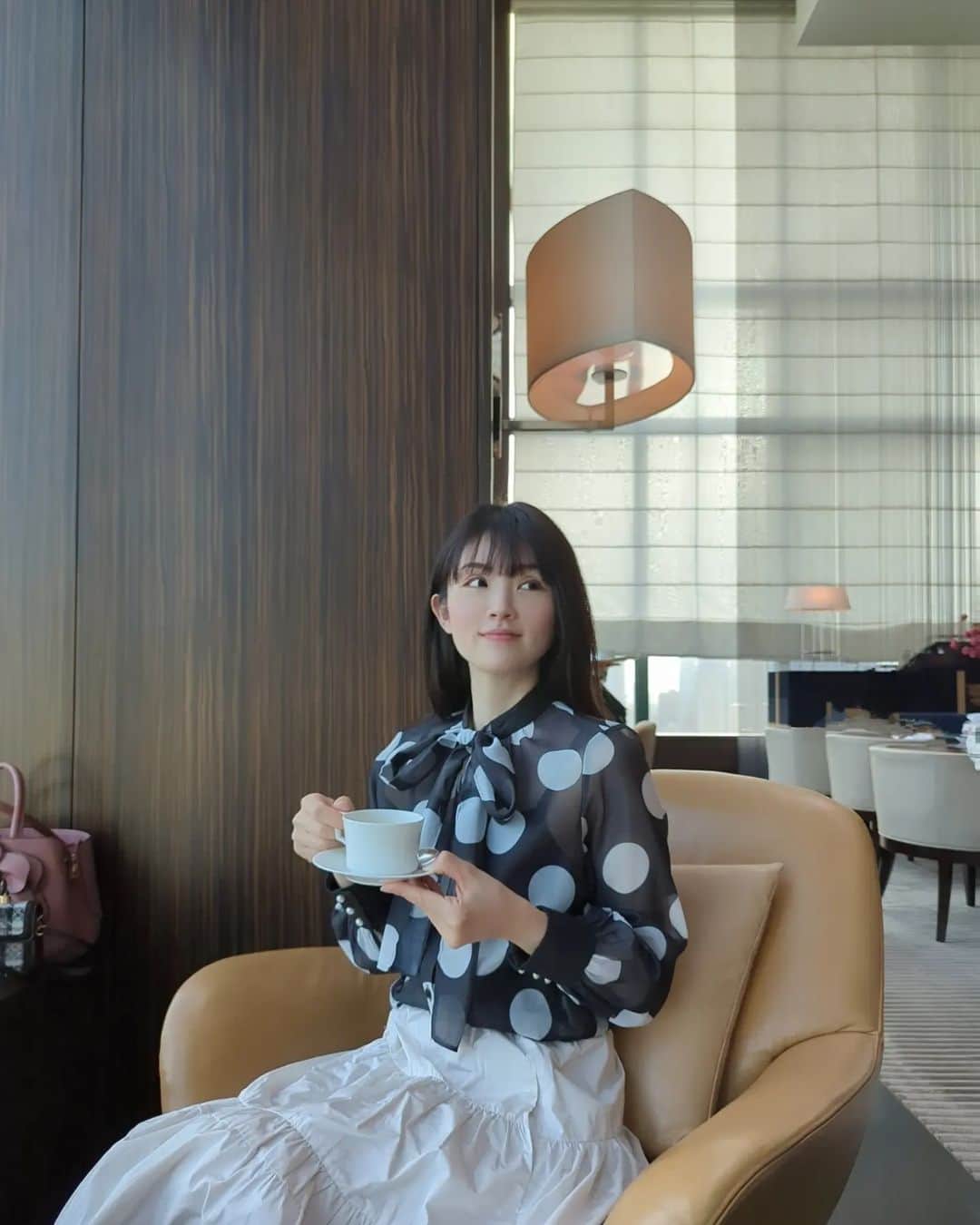 三宅裕子のインスタグラム：「⁡娘とお出かけ⁡♡⁡⁡⁡ ⁡⁡ ⁡お天気いいけど暑すぎた🥲⁡ ⁡ なんとか間に合った⁡ ⁡@conrad_tokyo の桜ストロベリー🌸⁡ ⁡の𝗔𝗳𝘁𝗲𝗿𝗻𝗼𝗼𝗻 𝘁𝗲𝗮 へ🫖🧁⁡⁡ ⁡(また別postにのせるね♡) ⁡G.Wだったけれど予約入れられて⁡ ツイてました🐰⁡ ⁡ ⁡.*･ﾟ　.ﾟ･*. 𝒞ℴℴ𝓇𝒹𝒾𝓃𝒶𝓉ℯ 💎⁡ Tops ⁡@loulouwilloughby_official ⁡⁡ ⁡Skirt ⁡@anayi_official ⁡⁡ Jacket @shein_japan @sheinofficial ⁡⁡ ⁡ →movieで載せてるので⁡ ⁡スワイプしてね♡ ⁡ ⁡ ⁡#⁡ルルウィルビー のドットシリーズの⁡ ⁡ビッグドットブラウス🖤🤍𓈒𓏸⁡ ⁡クラシックなデザインで 大きな⁡リボンに一目惚れ🥺❁⃘*.ﾟ ⁡プレキャンでいただきました❣️⁡ ⁡ありがとうございます✨⁡ #アナイ は2023SS展示会で⁡ ⁡オーダーしたもの🫶⁡ ⁡⁡⁡ ジャケットのシーインは⁡ ⁡袖のデザインが可愛いの☺️⁡♡⁡ ⁡合わせやすくてお気に入り。 ⁡⁡⁡今月末まで使える⁡クーポン⬇⁡ ⁡良かったらお得にお買い物してね🎶 【4ST25 】 ※0-5999円で15%オフ,⁡ ⁡ 6000円以上のご購入で20％オフ ⁡ ⁡⁡ハイライトにリンク🔗⁡ ⁡貼ってあります🐰⁡🉐 ⁡⁡ ⁡ ⁡❁⃘*.ﾟ⁡⁡ ⁡⁡ ⁡ #ゴールデンウィーク⁡⁡ ⁡ #coordinate ⁡ #今日のコーデ⁡⁡ ⁡ #loulouwilloughby ⁡ #ANAYI⁡ ⁡ #fashionstyle⁡ ⁡ #Japanesemodel⁡  #アフタヌーンティーコーデ  #フェミニン ⁡ ⁡ #オフィスカジュアル⁡  #ブラウスコーデ ⁡ ⁡ #ロングスカートコーデ ⁡ ⁡ #ジャケットスタイル⁡ ⁡#SHEINコーデ #SHEIN ⁡ ⁡#SHEIN購入品 #今日のコーデ ⁡ ⁡#OOTD  #購入品紹介」