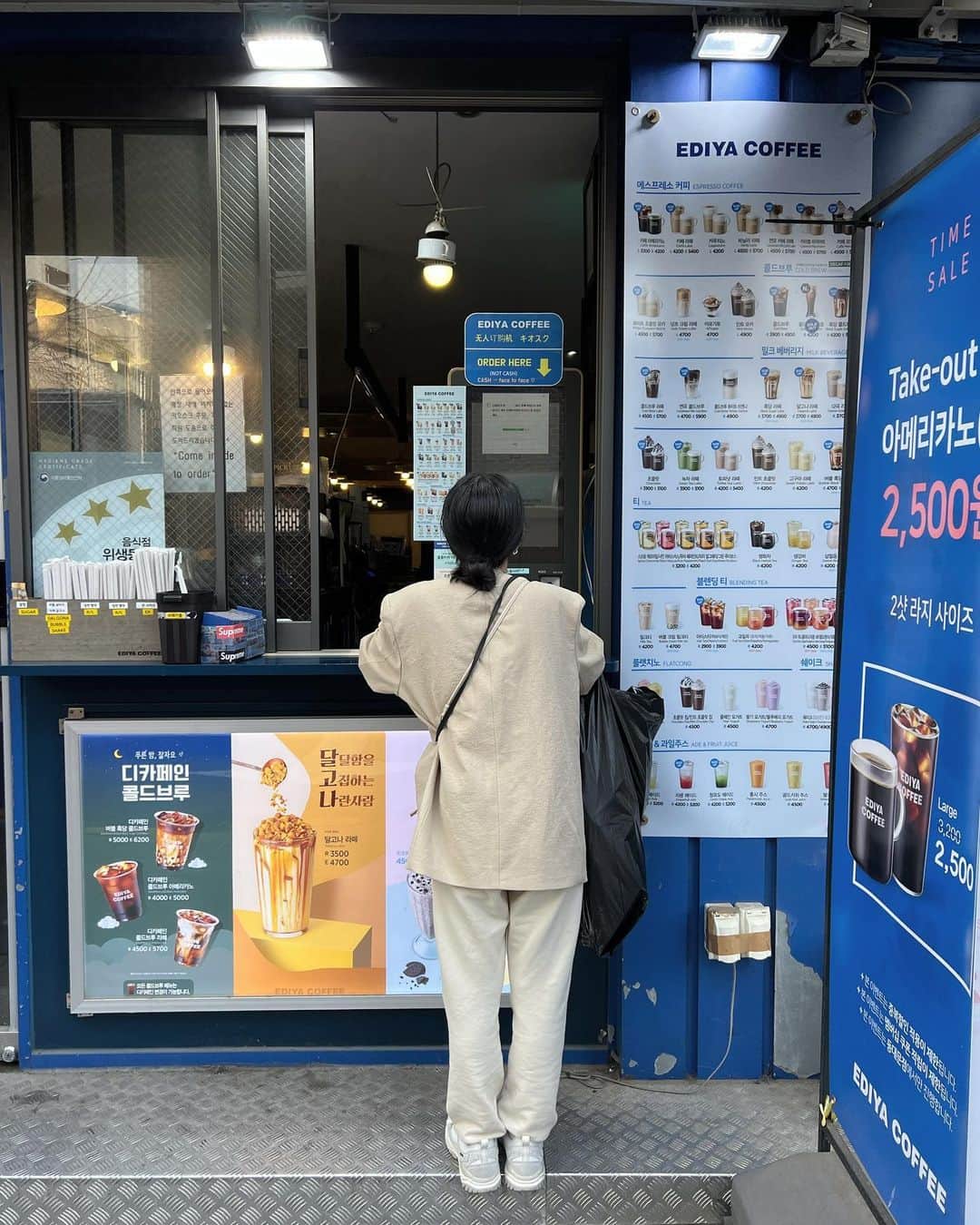 kannnaさんのインスタグラム写真 - (kannnaInstagram)「📍韓国 EDIYA COFFEE いつもタピオカミルクティー🧋飲む♡ 韓国によくあるこの テイクアウトのケースが好き🧋」5月5日 21時20分 - lg1125k