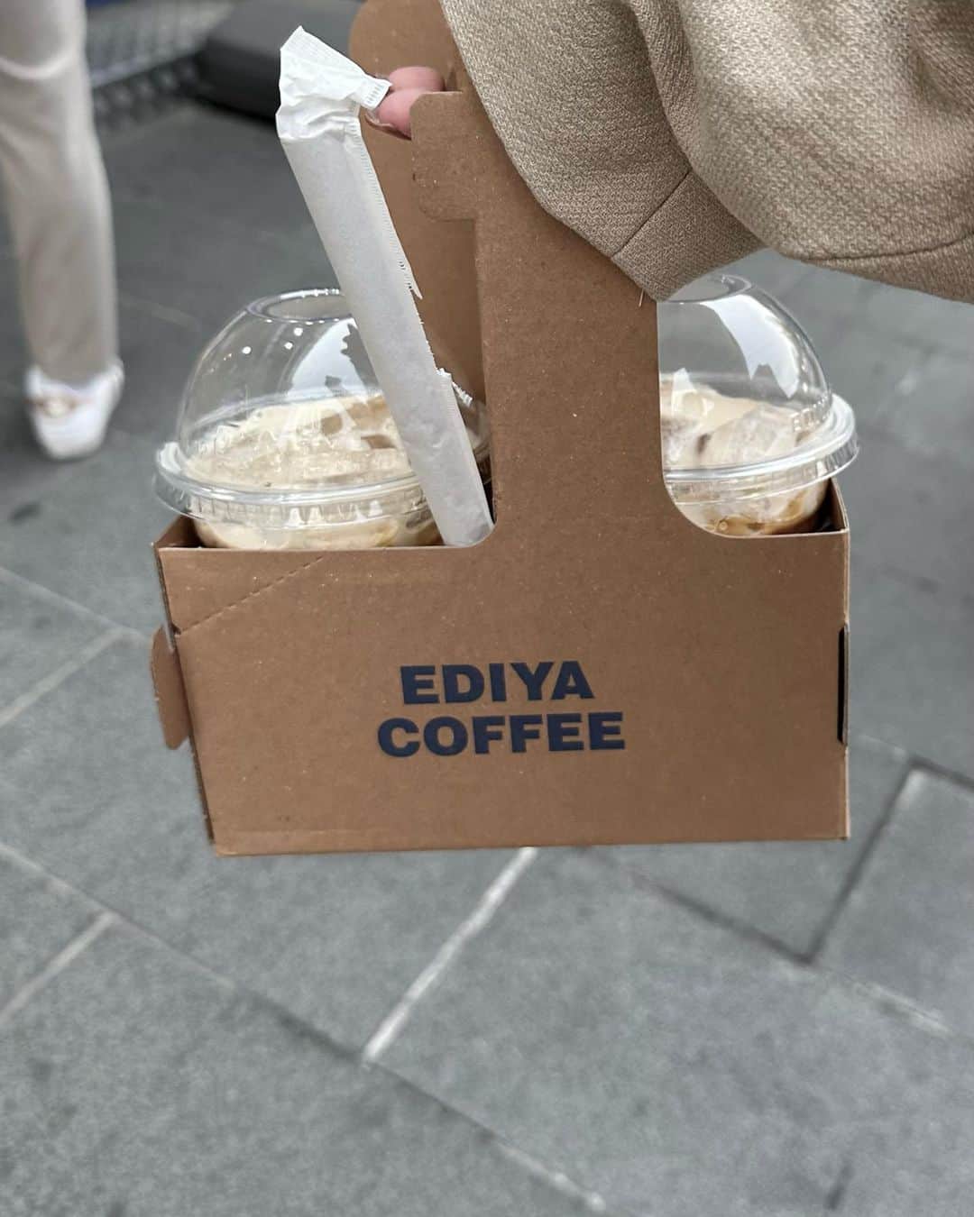 kannnaのインスタグラム：「📍韓国 EDIYA COFFEE いつもタピオカミルクティー🧋飲む♡ 韓国によくあるこの テイクアウトのケースが好き🧋」