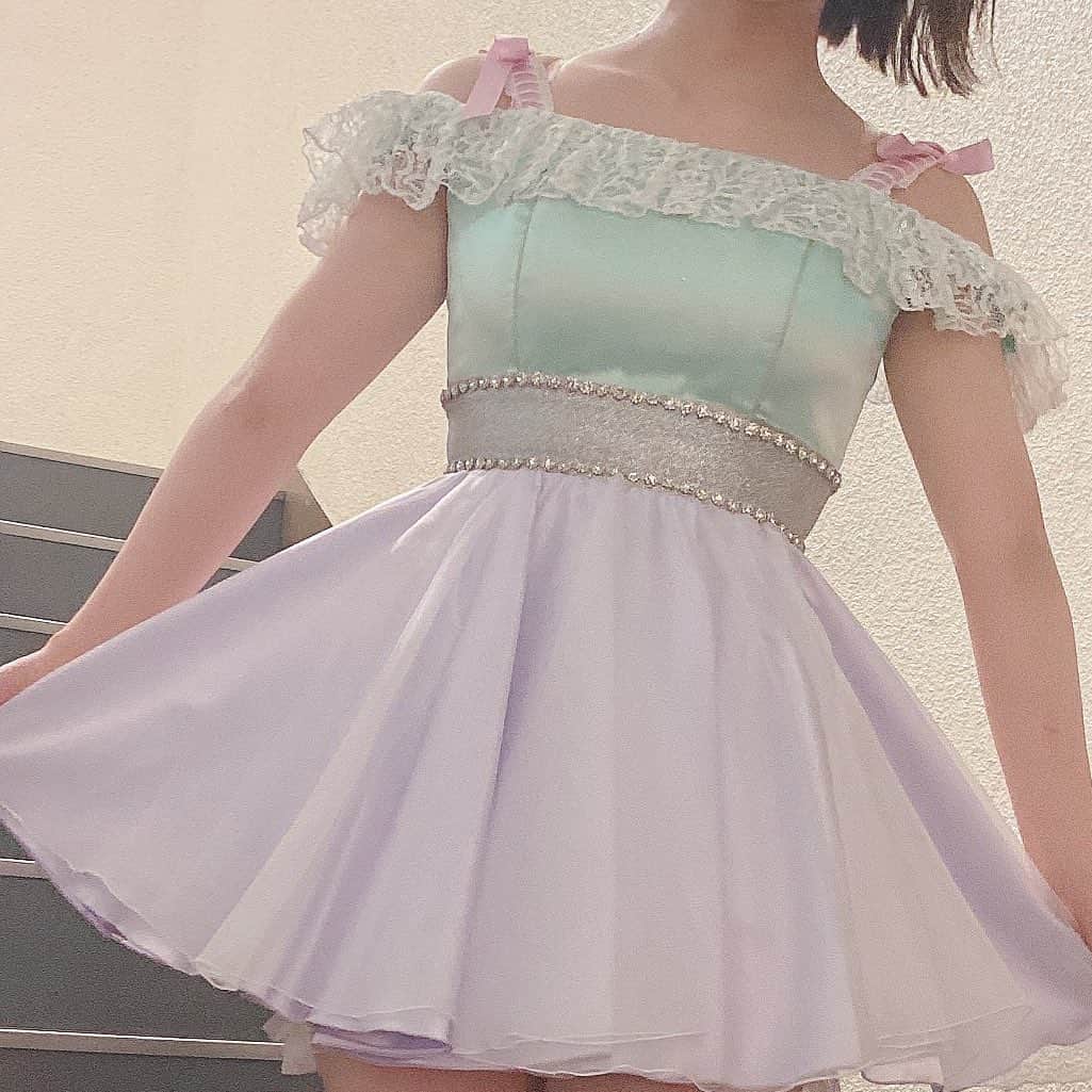 中野美来のインスタグラム：「⁡ ⁡ ⁡ ⁡ ⁡ リクエストアワー 第6位 「ジュゴンはジュゴン」のとき、 花梨さんの衣装着させていただきました😭❤️ ⁡ 衣装さんから着れることを教えて頂いたとき嬉しすぎて涙がポロポロ😭😭😭  ⁡ ⁡ ⁡ でも、、フィッテングのとき腰がきつくて… 本気ダイエットを決意したのであーる😵‍💫 ⁡ 本番はスッとファスナーがあがって思わず「よっっしゃーーー！！！！」って叫んでました笑笑 ダイエット頑張ってよかった🥲🥲 ⁡ ⁡ ⁡ ⁡ 着れて嬉しかったな〜^ ^ ⁡ るんるんみらこ ⁡」