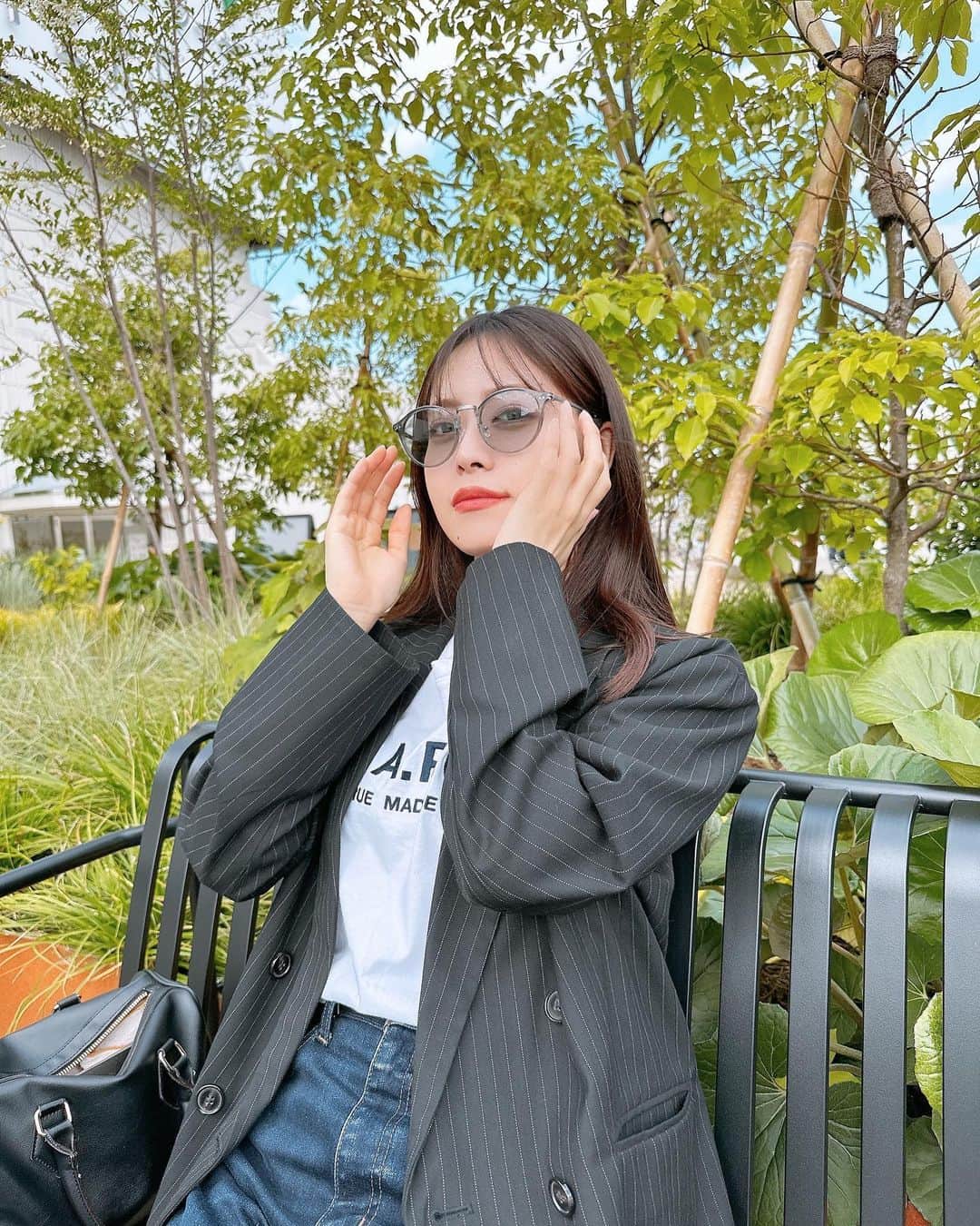 のインスタグラム：「🌱 . . 休日🫧 . . #🌱 #休日 #休日コーデ #日光浴 #自然 #サングラス #ジャケット #ジャケットコーデ #tシャツコーデ #tシャツ #apartbylowrys #apc #moussy #randeboo #uniqlo #hokaoneone #bondai6 #snape #instaphoto #ootd #fashion #holiday #code」