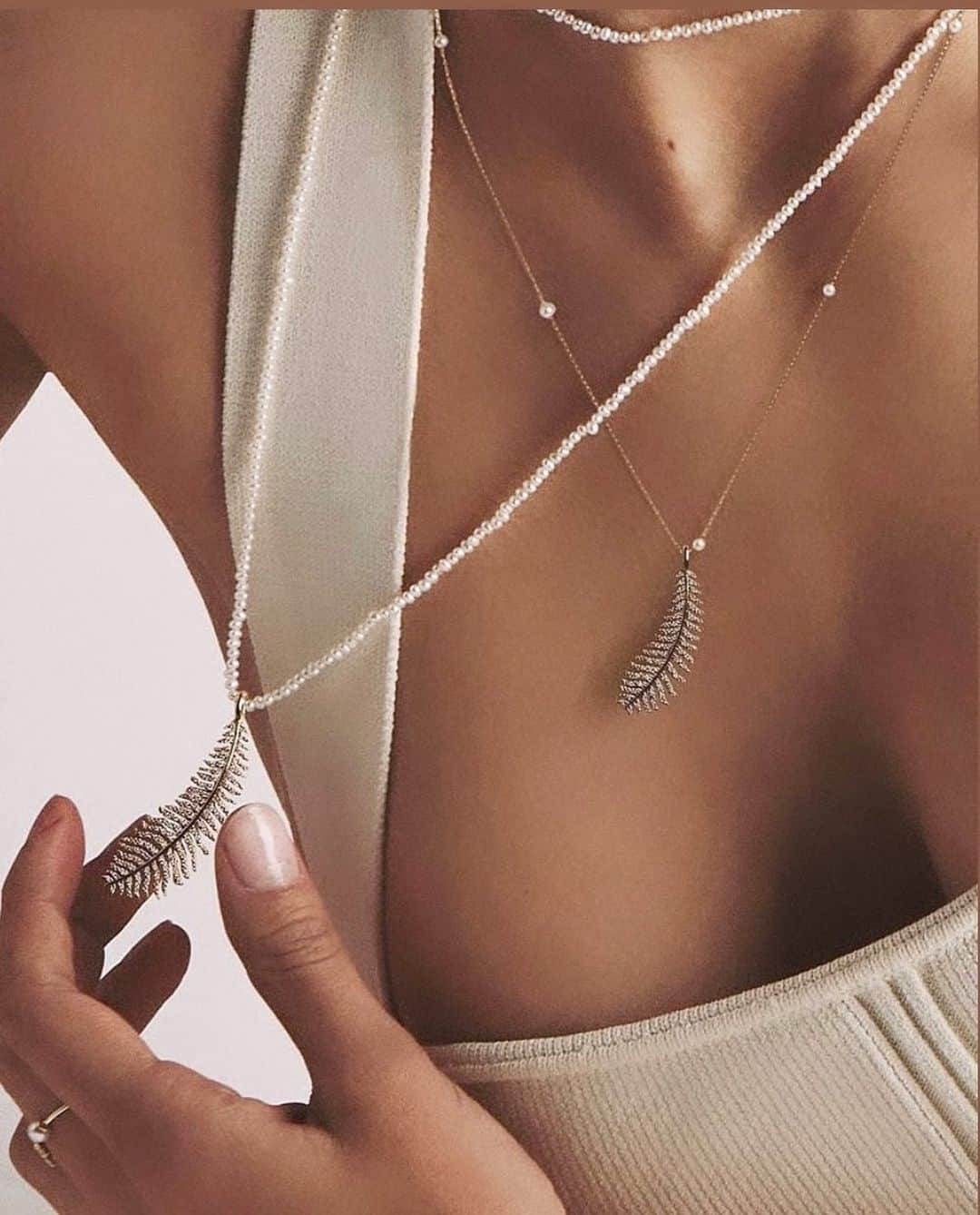 M I Z U K Iさんのインスタグラム写真 - (M I Z U K IInstagram)「Fly with Me 🩵  Dancing pearls and delicate floating pearl chain with iconic diamond feathers  Available on www.mizukijewels.com  #mizuki #mizukijewels #mizukijewelry #seaofbeauty #modernpearls #dancing #pearls #icon」5月5日 21時31分 - mizukijewels