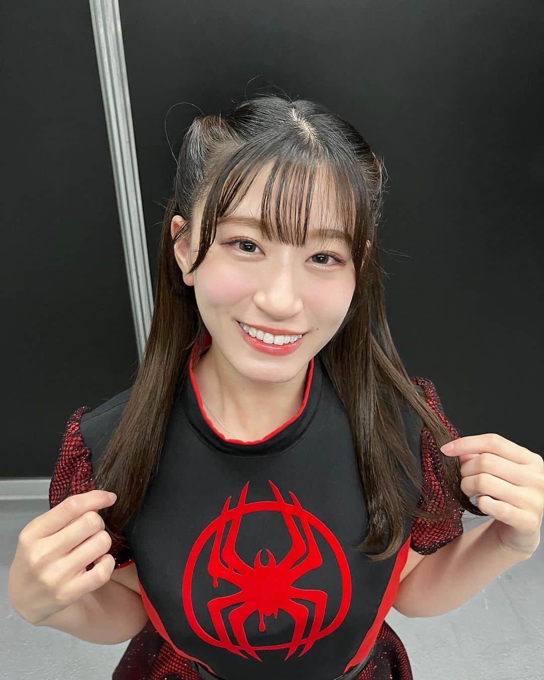 上西怜さんのインスタグラム写真 - (上西怜Instagram)「⠀ #大阪コミコン2023   スパイダーバースのマイルスくんをイメージしたコスプレ衣装を作っていただきました🥺🥺❤️ ⠀ 胸元に大きなスパイダーマンのマークがあるのがとっても可愛くてカッコよくて こんなに素敵な衣装を着させていただけて幸せな気持ちでいっぱいです！ ありがとうございます！ ⠀ ⠀ ⠀ スパイダーマンコスプレコンテスト 皆さん本当に素敵で、本気でスパイダーマンが大好きなんだと言うのがお一人お一人から伝わってきて  私もスパイダーバースに入り込んだみたいな気持ちになりました🕷🕸  素敵な時間をありがとうございました‼︎ ⠀ ⠀ ⠀  6月16日公開！【スパイダーマン:アクロス・ザ・スパイダーバース】がもっともっと楽しみになりました🥺🕷 ⠀ お写真も素敵に撮ってくださり ありがとうございました⭐️ あと2日間！楽しみましょう♪ ⠀ ⠀ ⠀ #大阪コミコン #コミコン #スパイダーマン #コスプレ」5月5日 21時31分 - jonishi_rei
