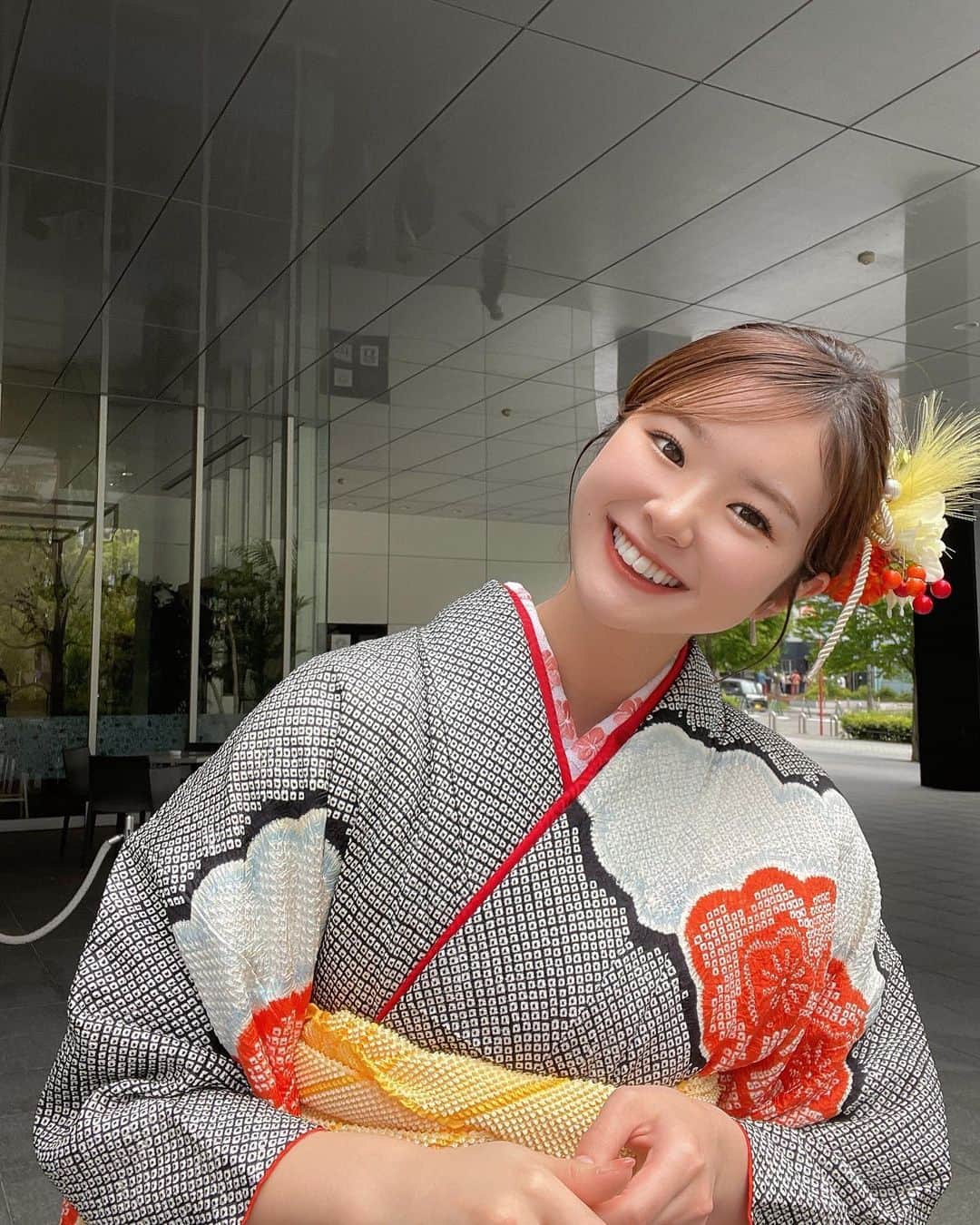 よしかわはるなさんのインスタグラム写真 - (よしかわはるなInstagram)「. . いとこの結婚式👰🏻‍♀️🧡 . おばあちゃんが着てたお着物👘 もう何十年も前のものなのに、今でも問題なく可愛く着られるの不思議🧡 . ちっちゃい頃から着物は家にたくさんあって、着る機会あるとおばあちゃんとママは喜んでくれるんですよね〜😌 . 着付けは全部ママ！！帯も1から！！髪飾りも作ってくれて！！ . 受け継ぎたいな〜この伝統！👘🧡 . . . . #サロンモデル #サロモ #着物 #お呼ばれコーデ #ボブアレンジ #ボブ #表参道美容室 #渋谷美容室 #原宿美容室」5月5日 21時25分 - haruna_1202.s2