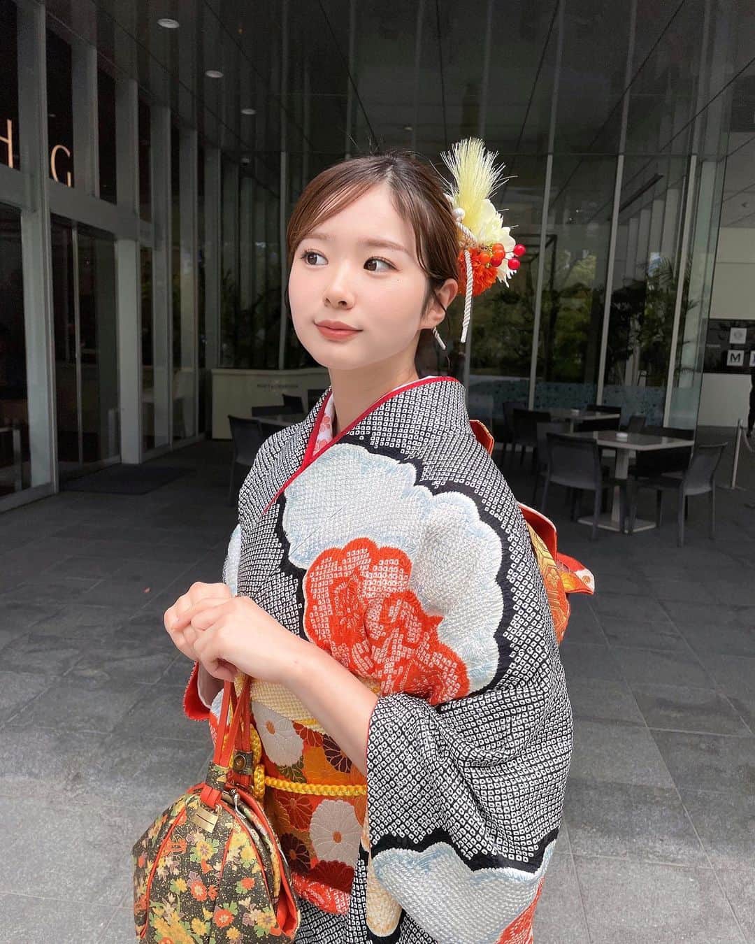 よしかわはるなさんのインスタグラム写真 - (よしかわはるなInstagram)「. . いとこの結婚式👰🏻‍♀️🧡 . おばあちゃんが着てたお着物👘 もう何十年も前のものなのに、今でも問題なく可愛く着られるの不思議🧡 . ちっちゃい頃から着物は家にたくさんあって、着る機会あるとおばあちゃんとママは喜んでくれるんですよね〜😌 . 着付けは全部ママ！！帯も1から！！髪飾りも作ってくれて！！ . 受け継ぎたいな〜この伝統！👘🧡 . . . . #サロンモデル #サロモ #着物 #お呼ばれコーデ #ボブアレンジ #ボブ #表参道美容室 #渋谷美容室 #原宿美容室」5月5日 21時25分 - haruna_1202.s2