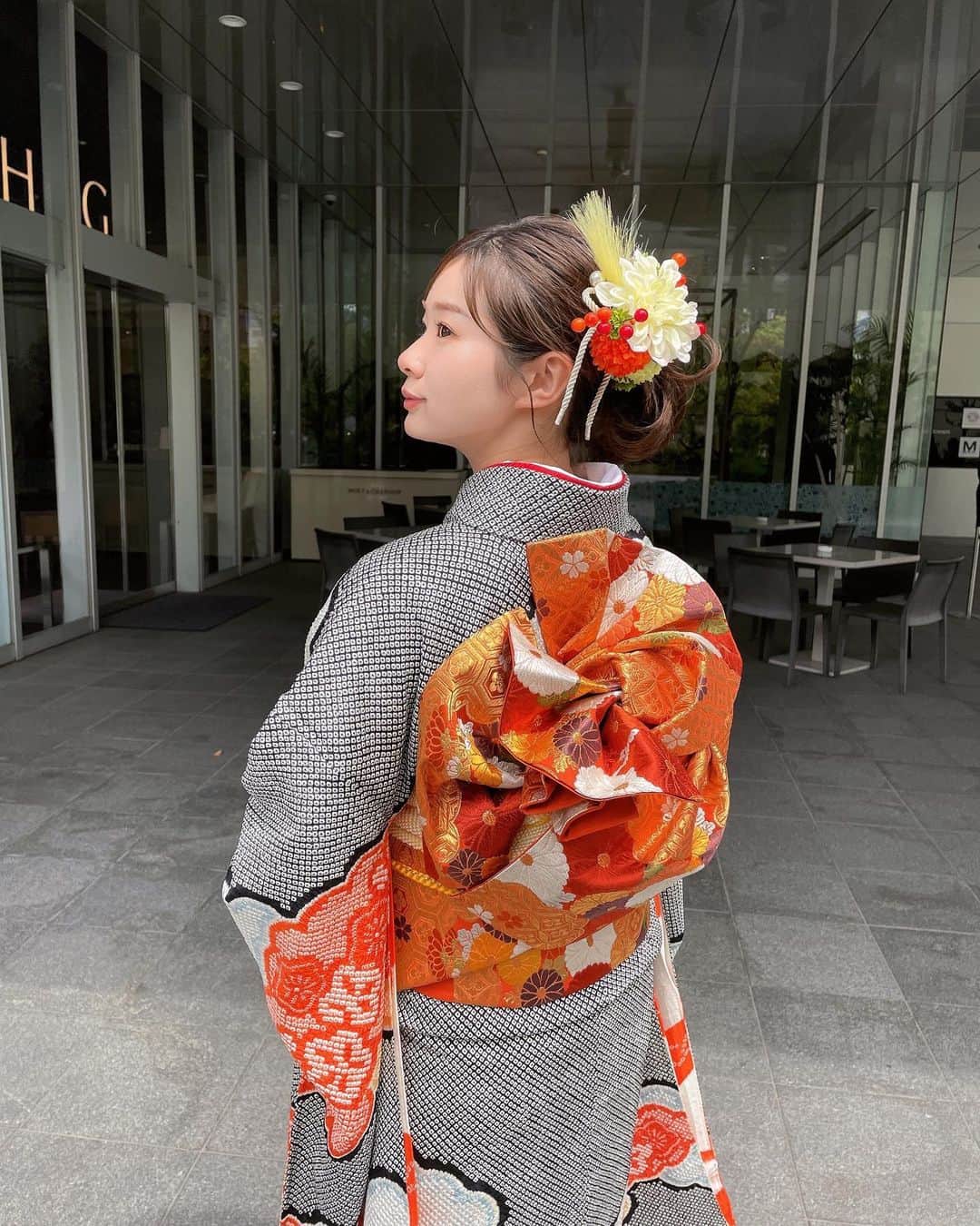 よしかわはるなさんのインスタグラム写真 - (よしかわはるなInstagram)「. . いとこの結婚式👰🏻‍♀️🧡 . おばあちゃんが着てたお着物👘 もう何十年も前のものなのに、今でも問題なく可愛く着られるの不思議🧡 . ちっちゃい頃から着物は家にたくさんあって、着る機会あるとおばあちゃんとママは喜んでくれるんですよね〜😌 . 着付けは全部ママ！！帯も1から！！髪飾りも作ってくれて！！ . 受け継ぎたいな〜この伝統！👘🧡 . . . . #サロンモデル #サロモ #着物 #お呼ばれコーデ #ボブアレンジ #ボブ #表参道美容室 #渋谷美容室 #原宿美容室」5月5日 21時25分 - haruna_1202.s2