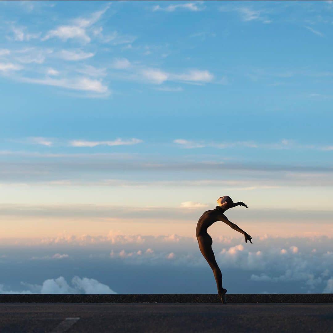 ballerina projectのインスタグラム：「𝐌𝐚𝐜𝐤𝐞𝐧𝐳𝐢𝐞 𝐑𝐢𝐜𝐡𝐭𝐞𝐫 on Haleakala.   @mackensova #mackenzierichter #ballerinaproject #haleakala #maui #hawaii #ballet #ballerina #sunset #clouds #catsuit by @dstm_ #dstm   Ballerina Project 𝗹𝗮𝗿𝗴𝗲 𝗳𝗼𝗿𝗺𝗮𝘁 𝗹𝗶𝗺𝗶𝘁𝗲𝗱 𝗲𝗱𝘁𝗶𝗼𝗻 𝗽𝗿𝗶𝗻𝘁𝘀 and 𝗜𝗻𝘀𝘁𝗮𝘅 𝗰𝗼𝗹𝗹𝗲𝗰𝘁𝗶𝗼𝗻𝘀 on sale in our Etsy store. Link is located in our bio.  𝙎𝙪𝙗𝙨𝙘𝙧𝙞𝙗𝙚 to the 𝐁𝐚𝐥𝐥𝐞𝐫𝐢𝐧𝐚 𝐏𝐫𝐨𝐣𝐞𝐜𝐭 on Instagram to have access to exclusive and never seen before content. 🩰」
