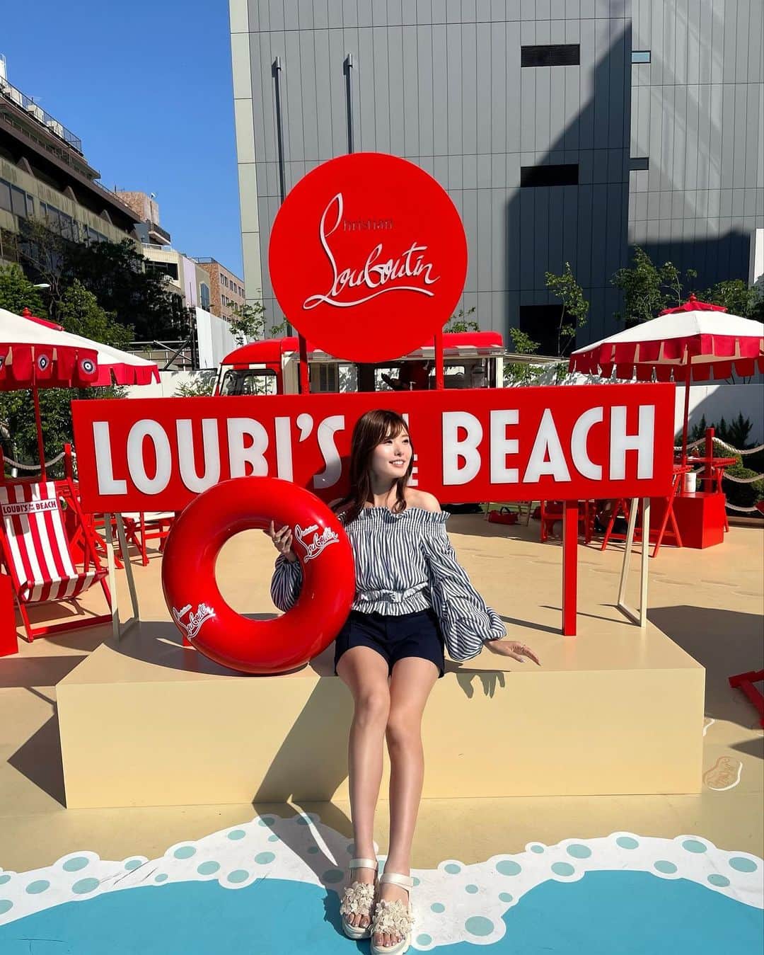 YOUKORINさんのインスタグラム写真 - (YOUKORINInstagram)「Loubi's On The Beach 🏖👠 ルブタンのPOPUPが 夏っぽくて可愛かった🌞🌴🌺 ワゴンでドーナツ🍩やシェイク🍨が買えるみたい🫢💓  📍 OMOTESANDO CROSSING PARK 東京都港区南青山5-1-1  #ルブタン#louboutin #クリスチャンルブタン #CHRISTIANLOUBOUTIN #表参道交差点 #表参道 #表参道カフェ #東京カフェ #東京カフェ巡り #カフェ活 #カフェ部 #期間限定#tokyo」5月5日 21時27分 - xxy0uc0riinxx